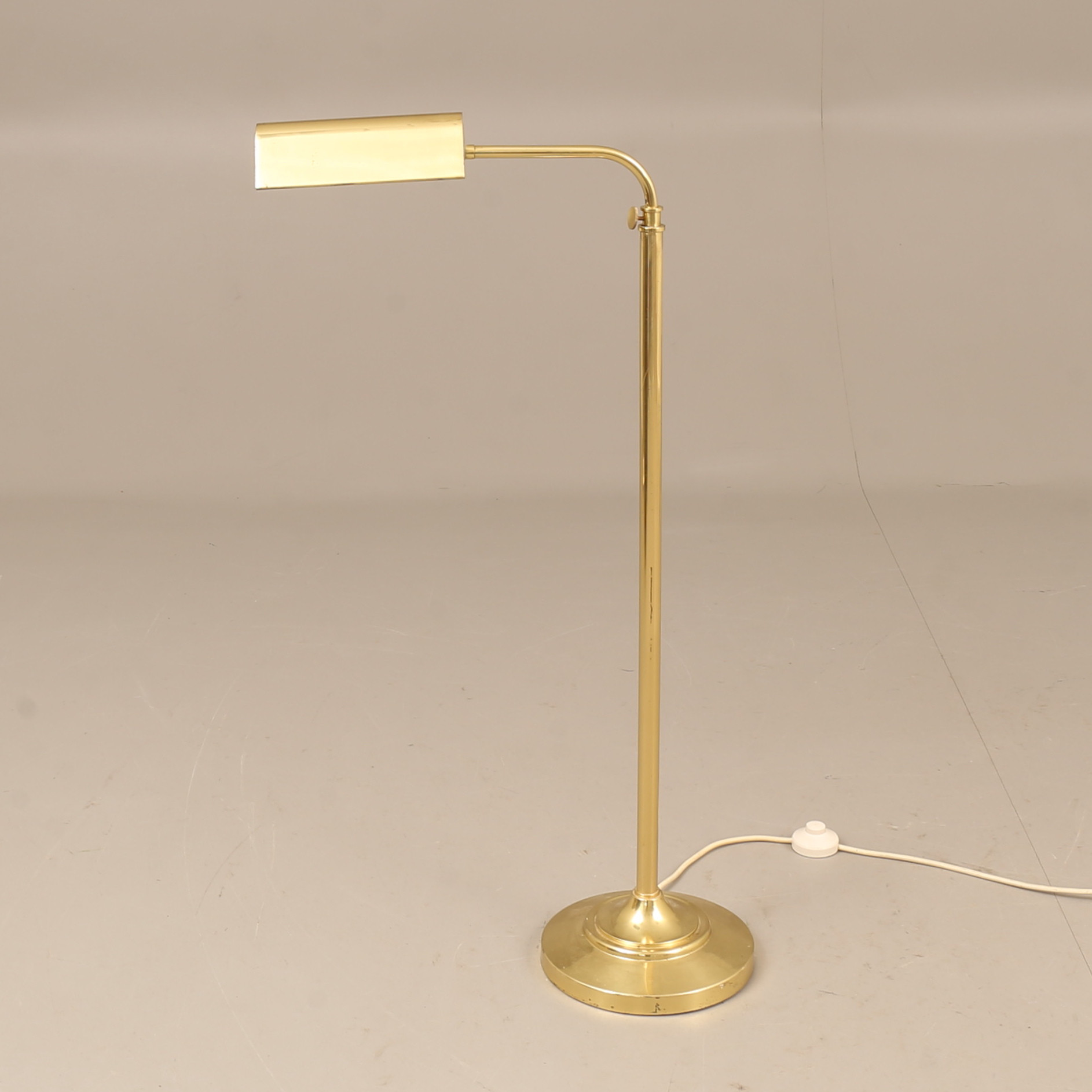GOLVLAMPA, mässing, 1900-talets senare del.