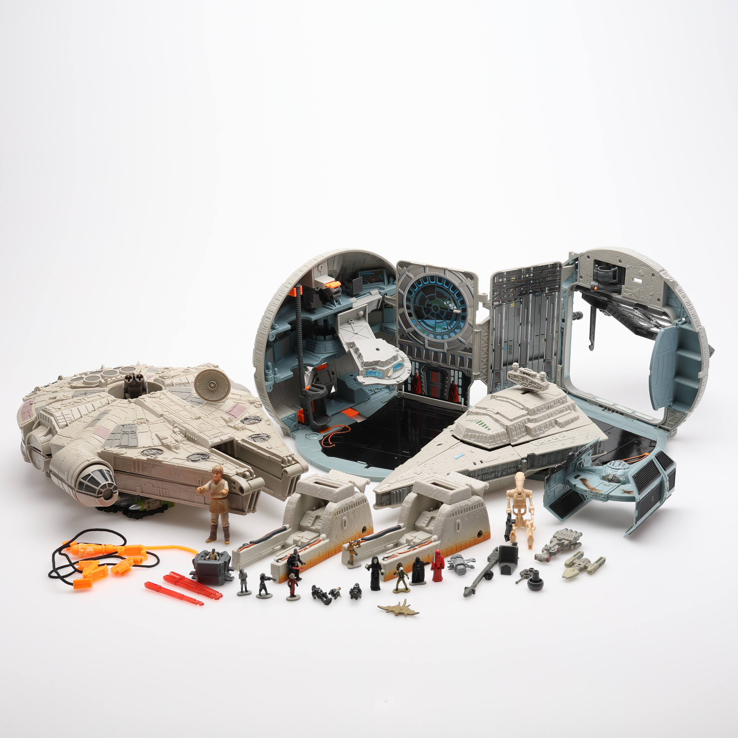 STAR WARS. BLAND ANNAT "MILLENIUM FALCON" SAMT FIGURER, 1990-TAL.