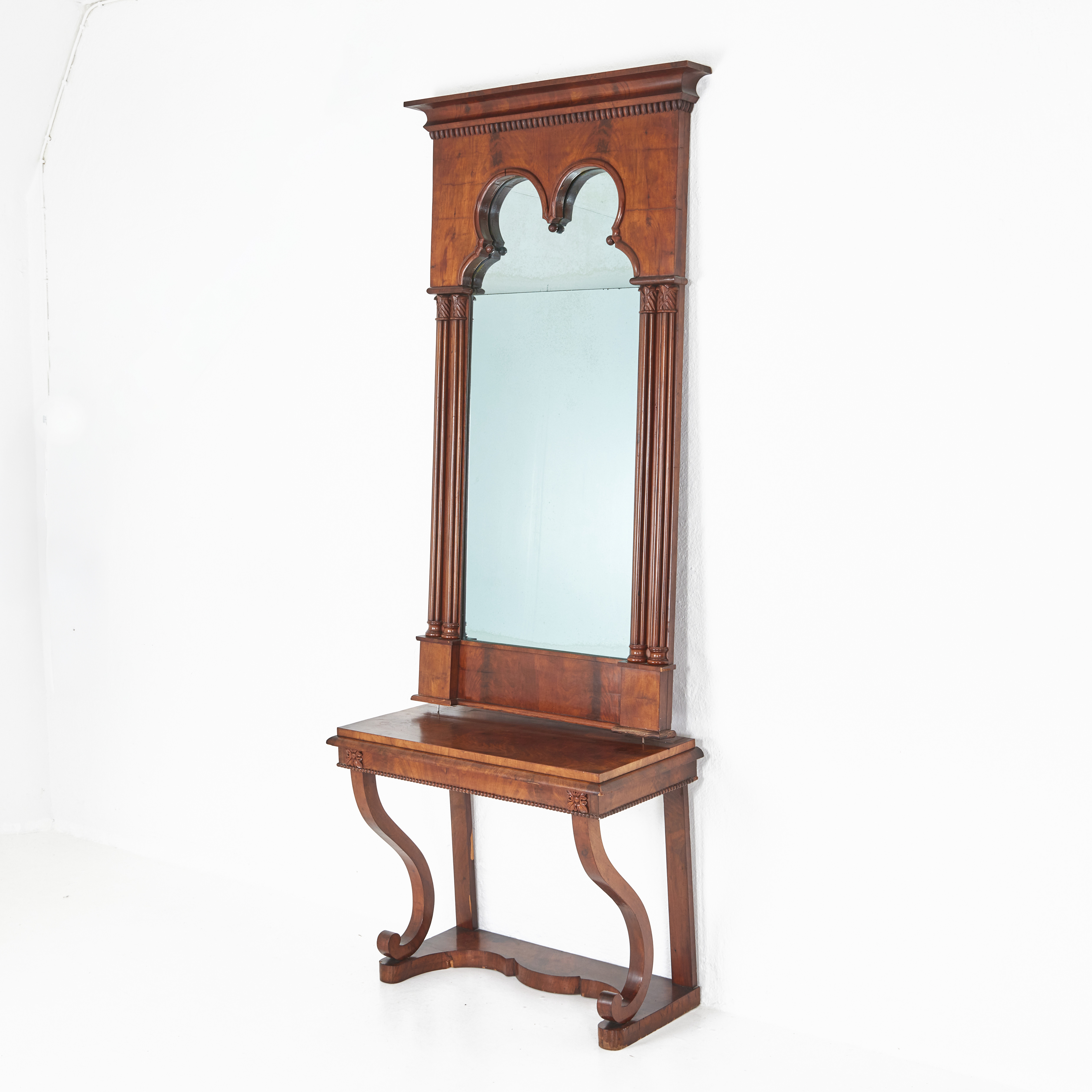 SPEGEL med konsolbord, 1800-talets första hälft, nygotik, fanerad i mahogny, kvicksilverfolierat glas.