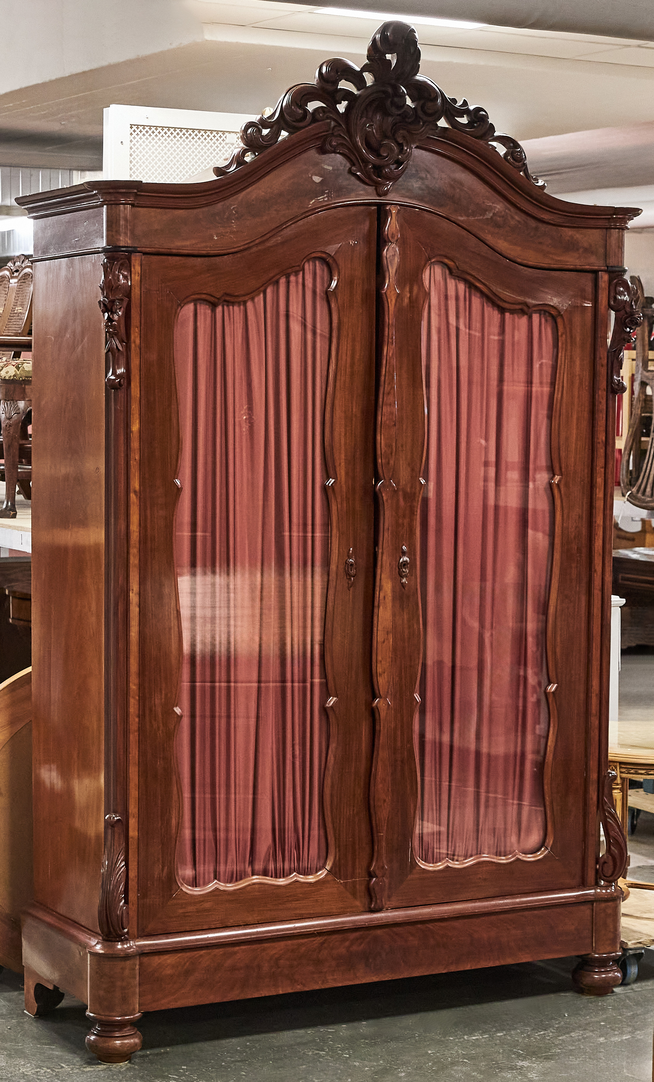 KLÄDSKÅP, 1800-talets slut, nyrokoko, fanerat i mahogny, skuren dekor.