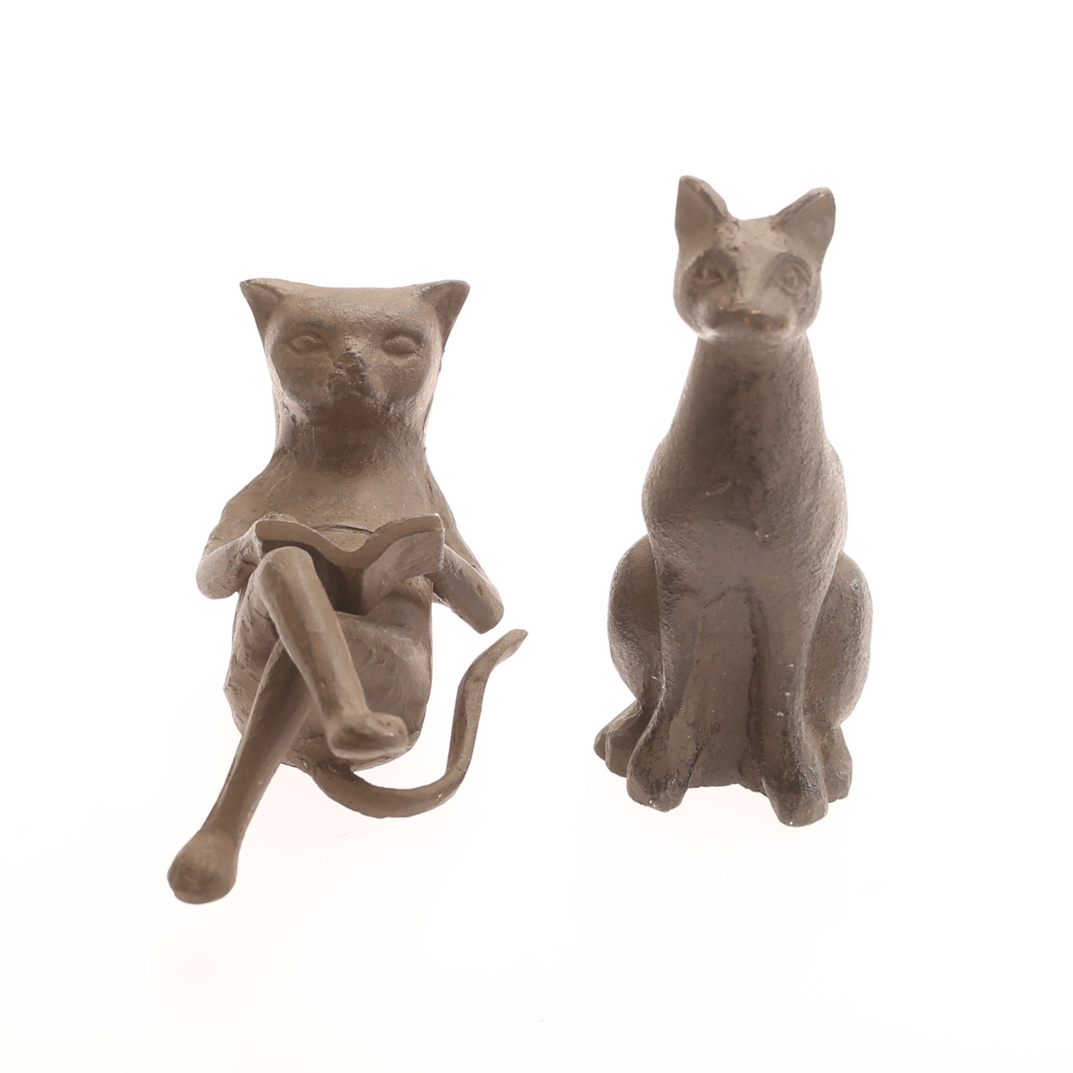 SKULPTURER, 2 stycken, katter, gjutjärn, samtida.