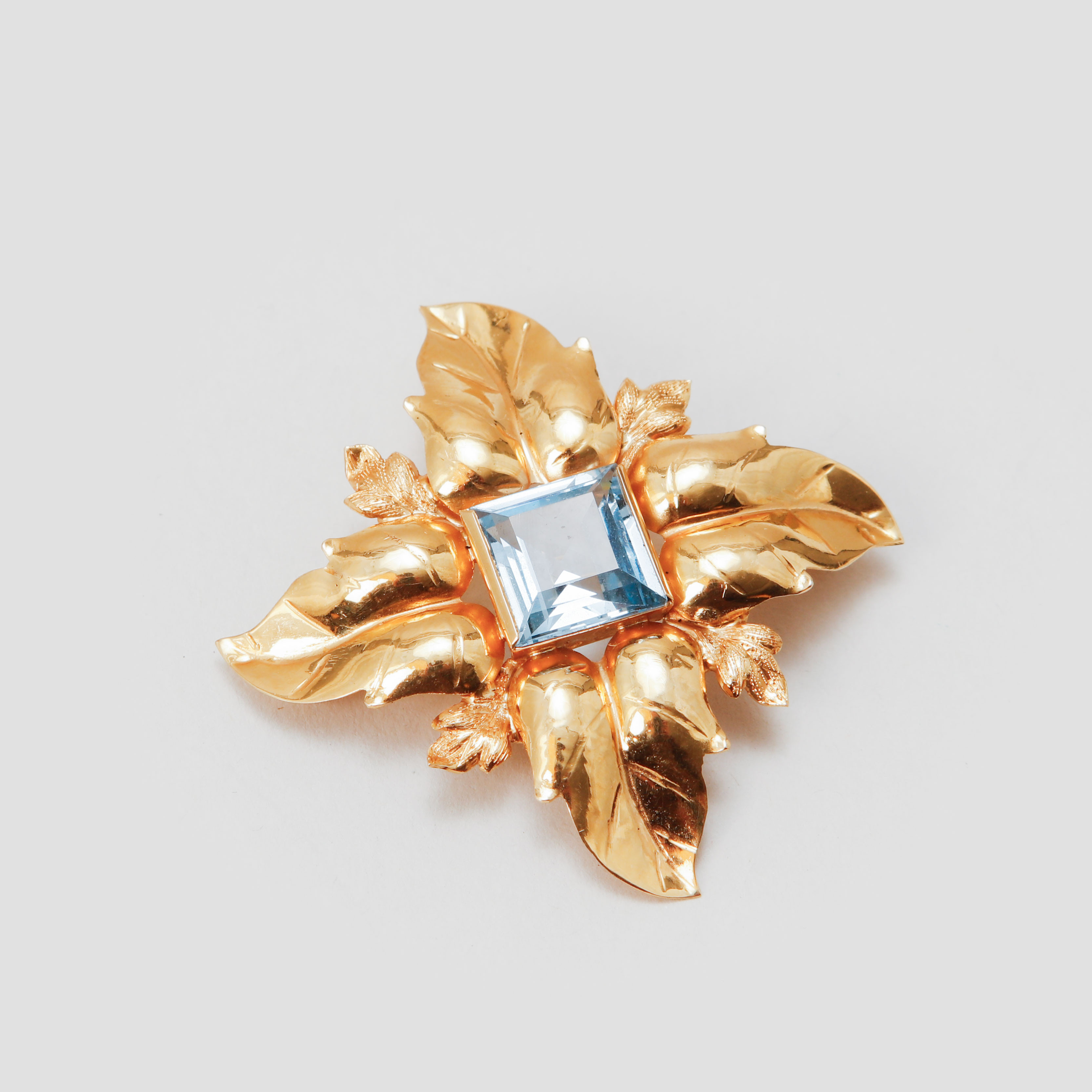 BROSCH, 18k guld med blå sten, vikt ca 8,9 gram.