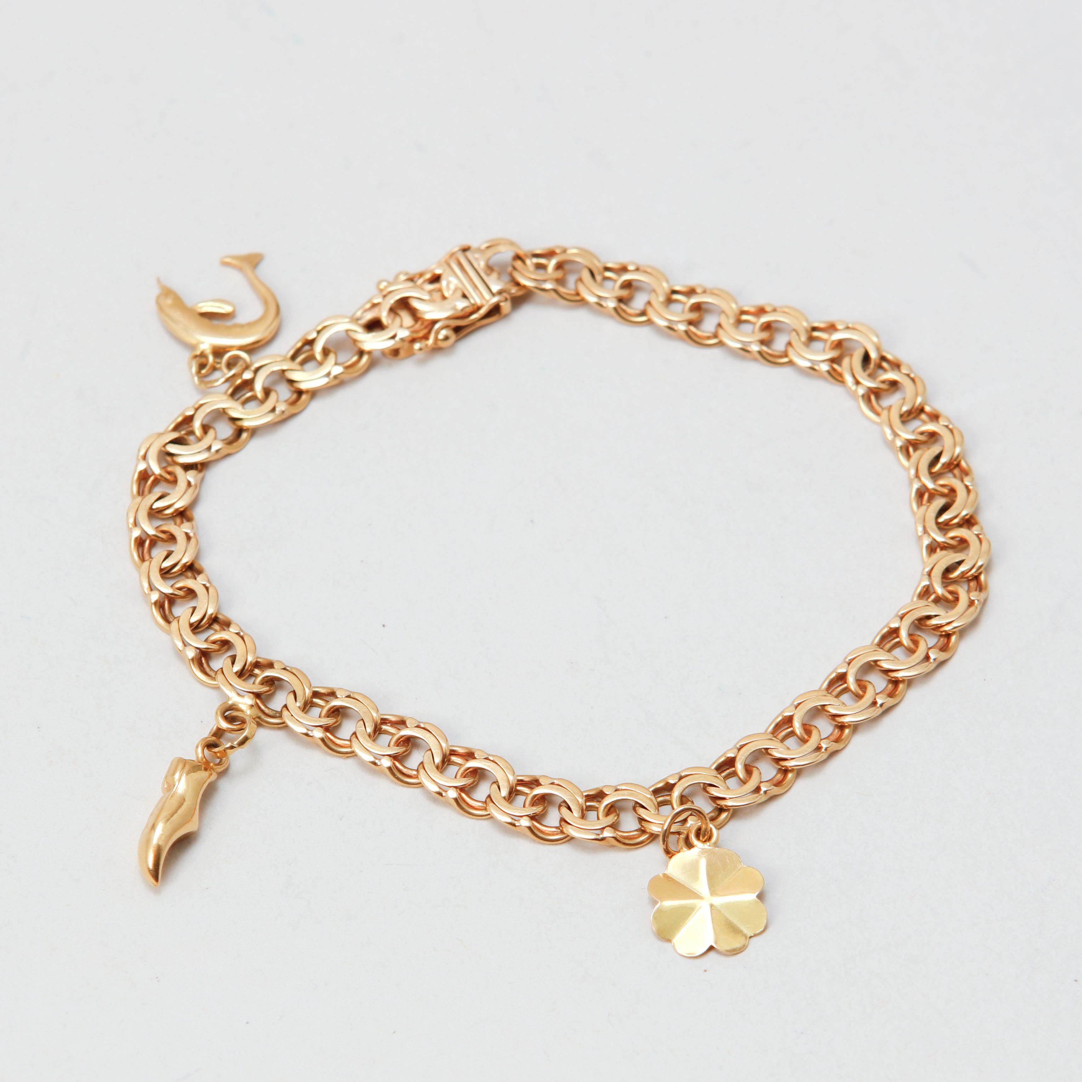 ARMBAND, 18k guld med 3 berlocker, vikt ca 13,4 gram.