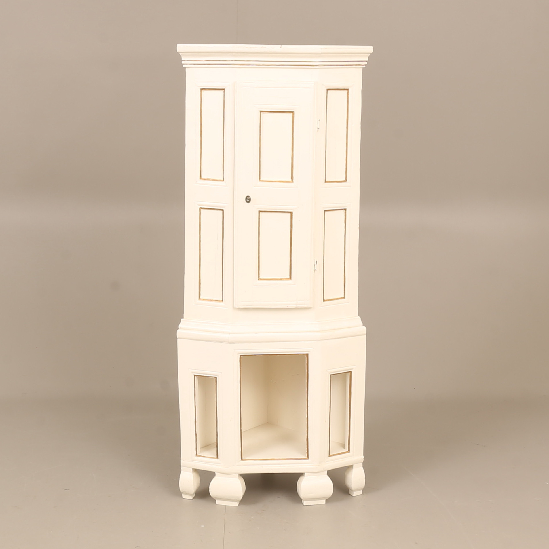 HÖRNSKÅP, trä, 1700/1800-tal.