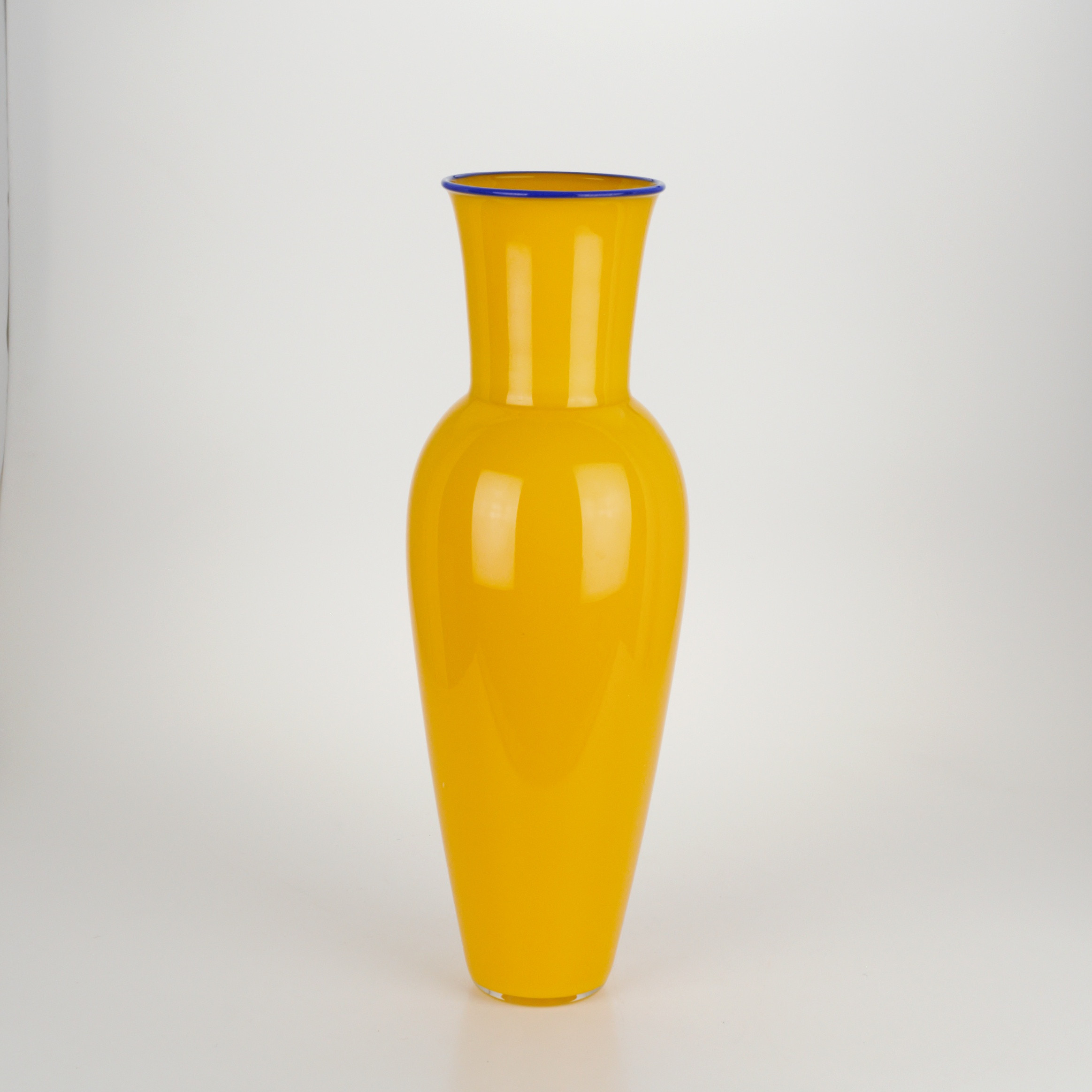 VAS, gult glas, mynning kantad med blått, otydlig signatur, Danmark, 2000.