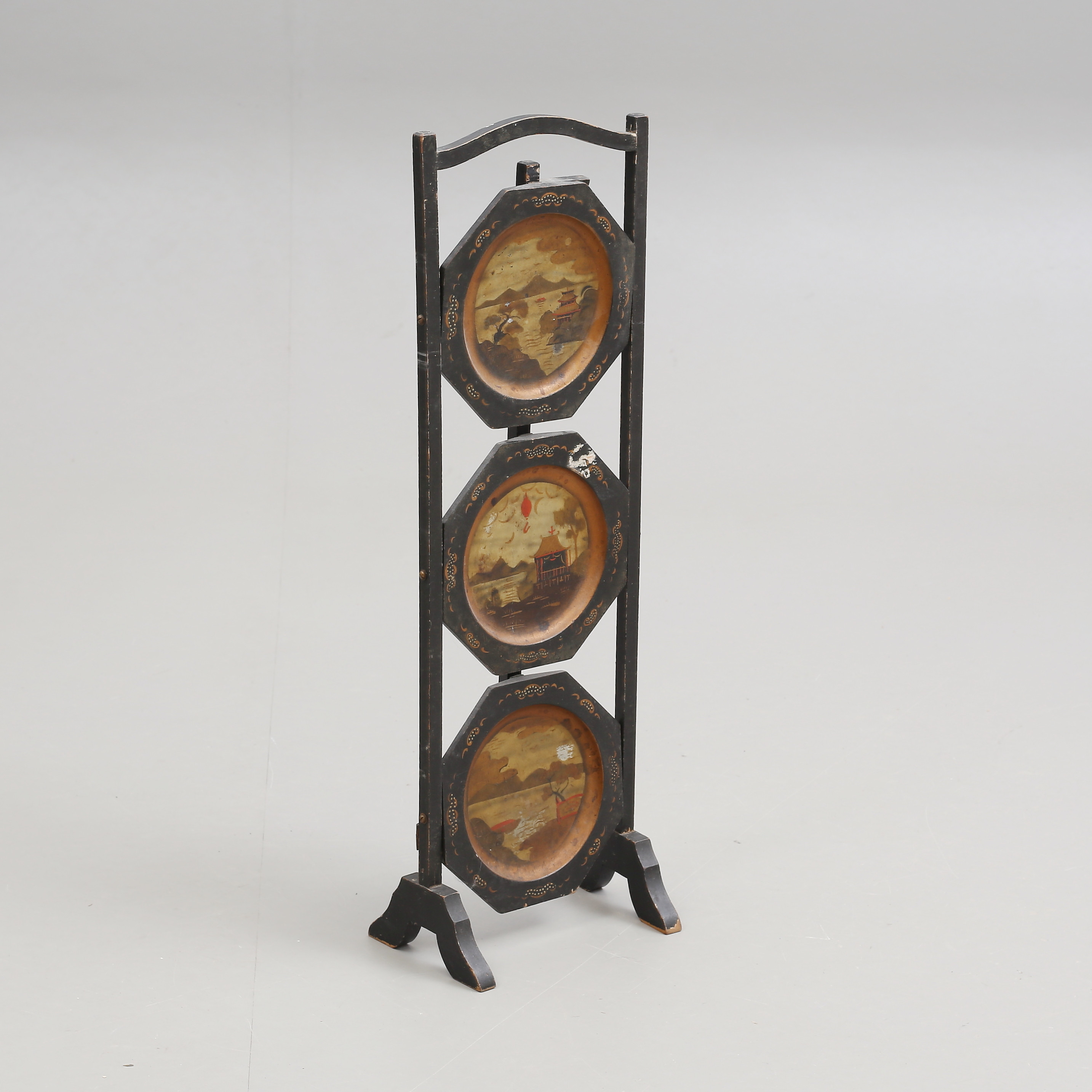 KAKSTÄLL, sk "Cakestand", 3-vånings, trä, kinamåleri, 1900-tal.