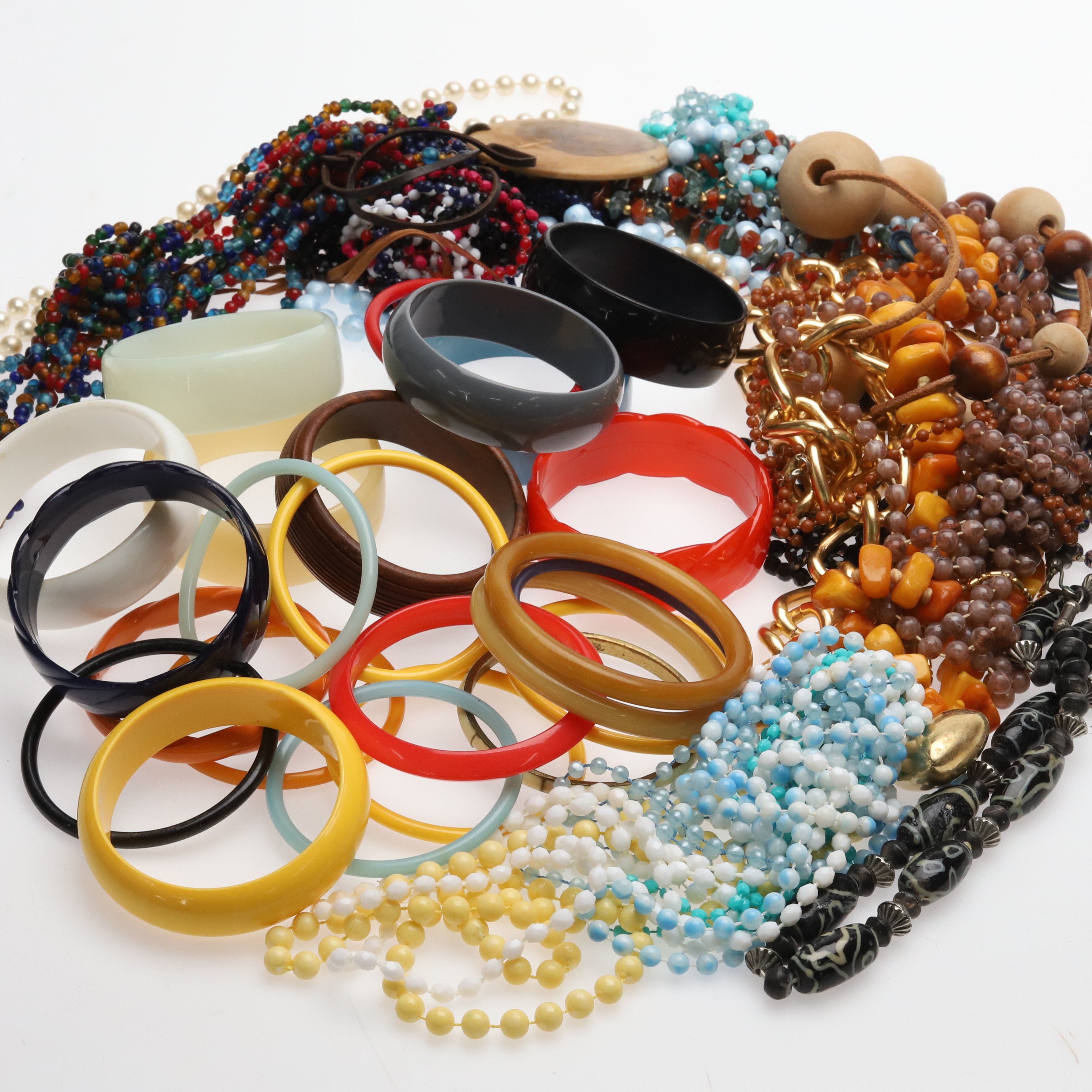 BIJOUTERIER. Parti. Halsband och armband, mestadels plast. 1970/80-tal.
