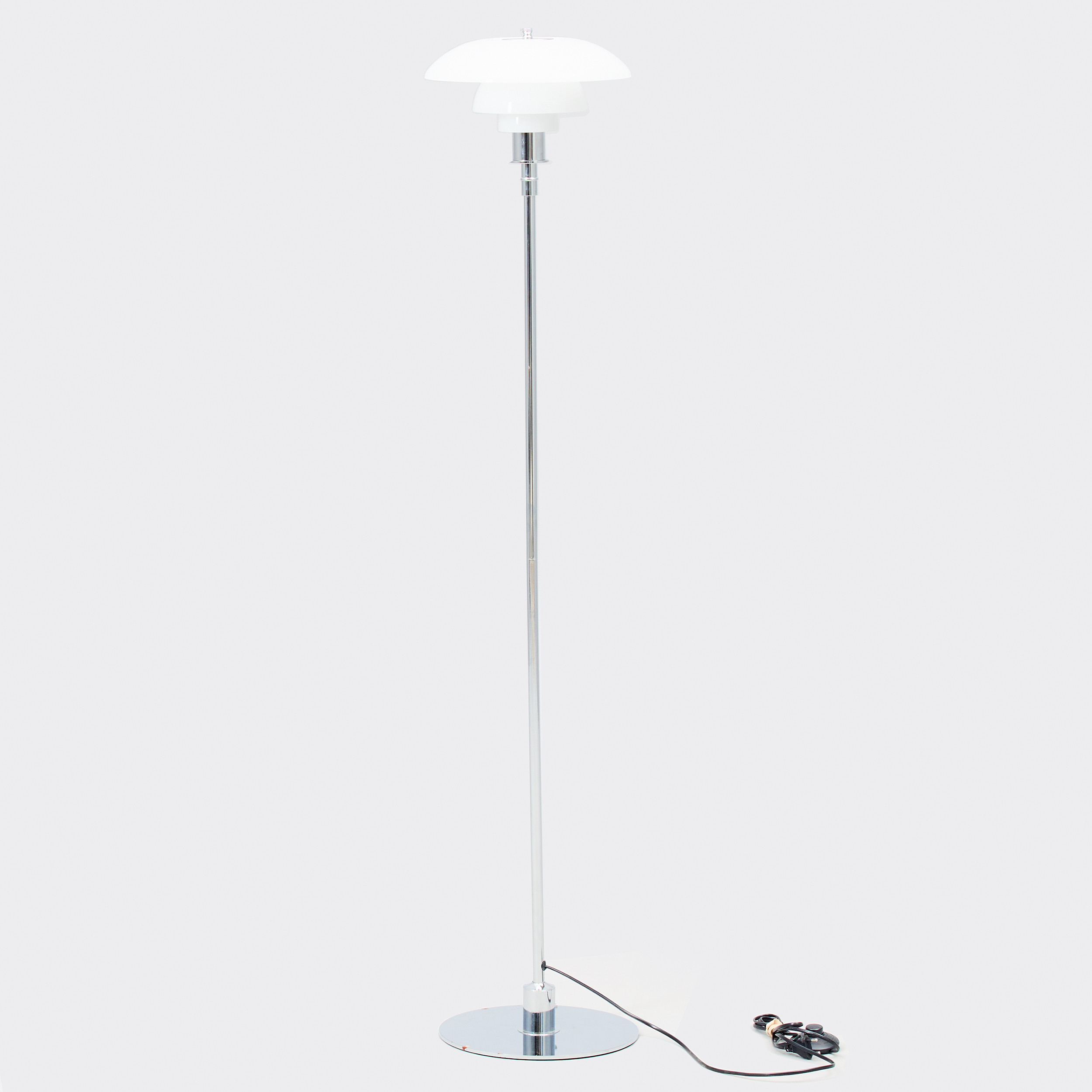 POUL HENNINGSEN. GOLVLAMPA, 3/2, för Louis Poulsen Danmark.