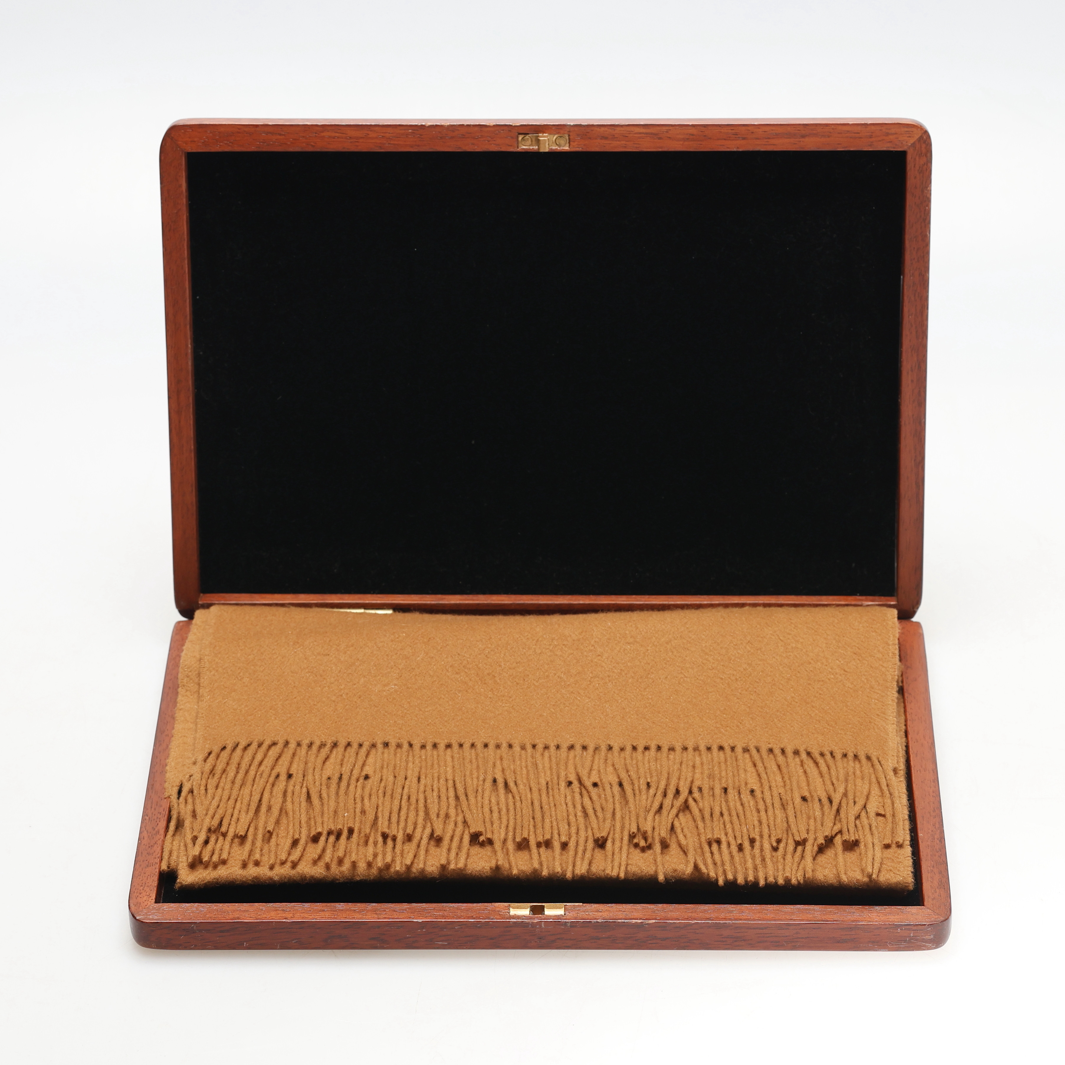 SCARF. Vicũna, med giftbox i cederträ, äkthetsintyg medföljer.