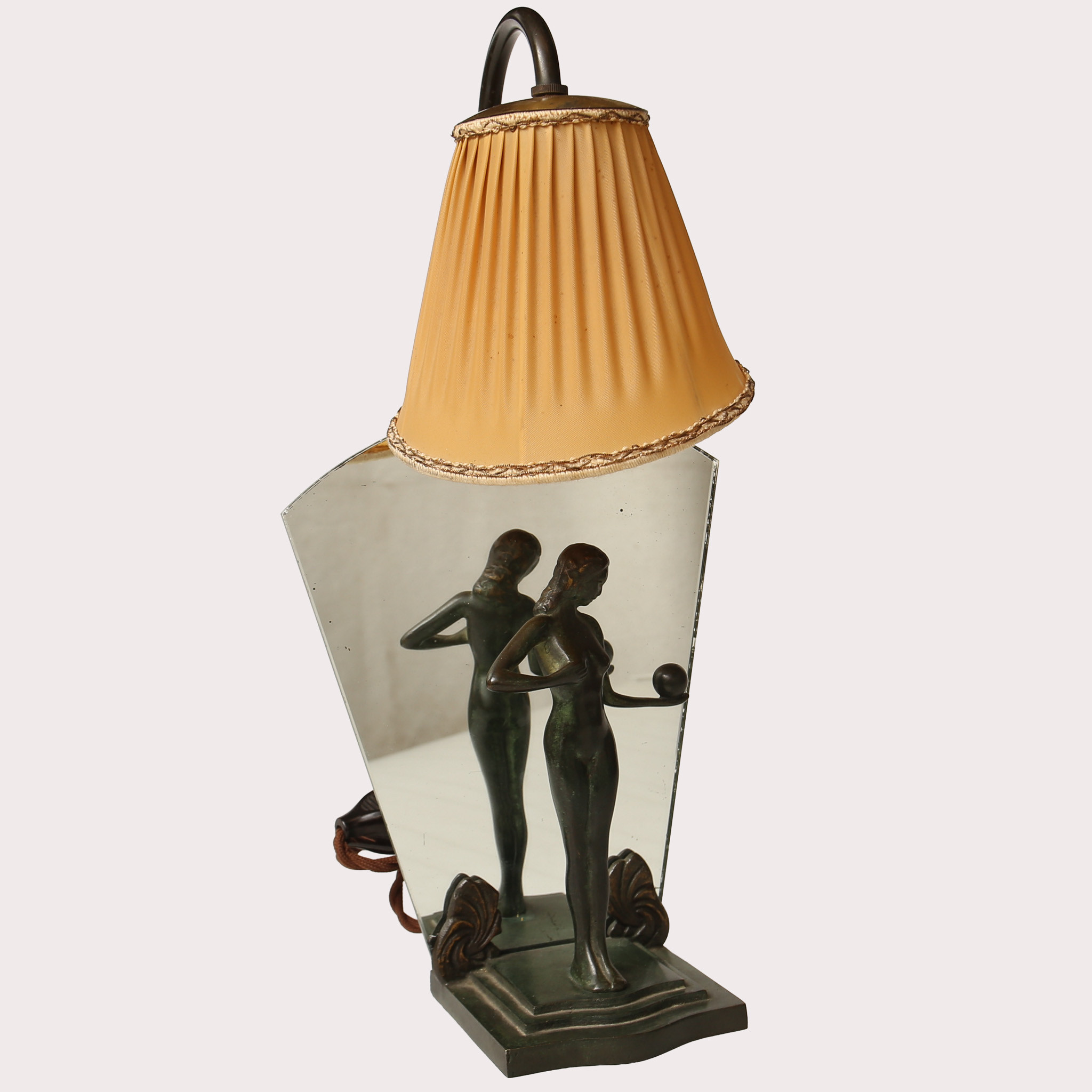 BORDSLAMPA, kvinna med boll framför spegel, Art Deco, grönpatinerad brons.