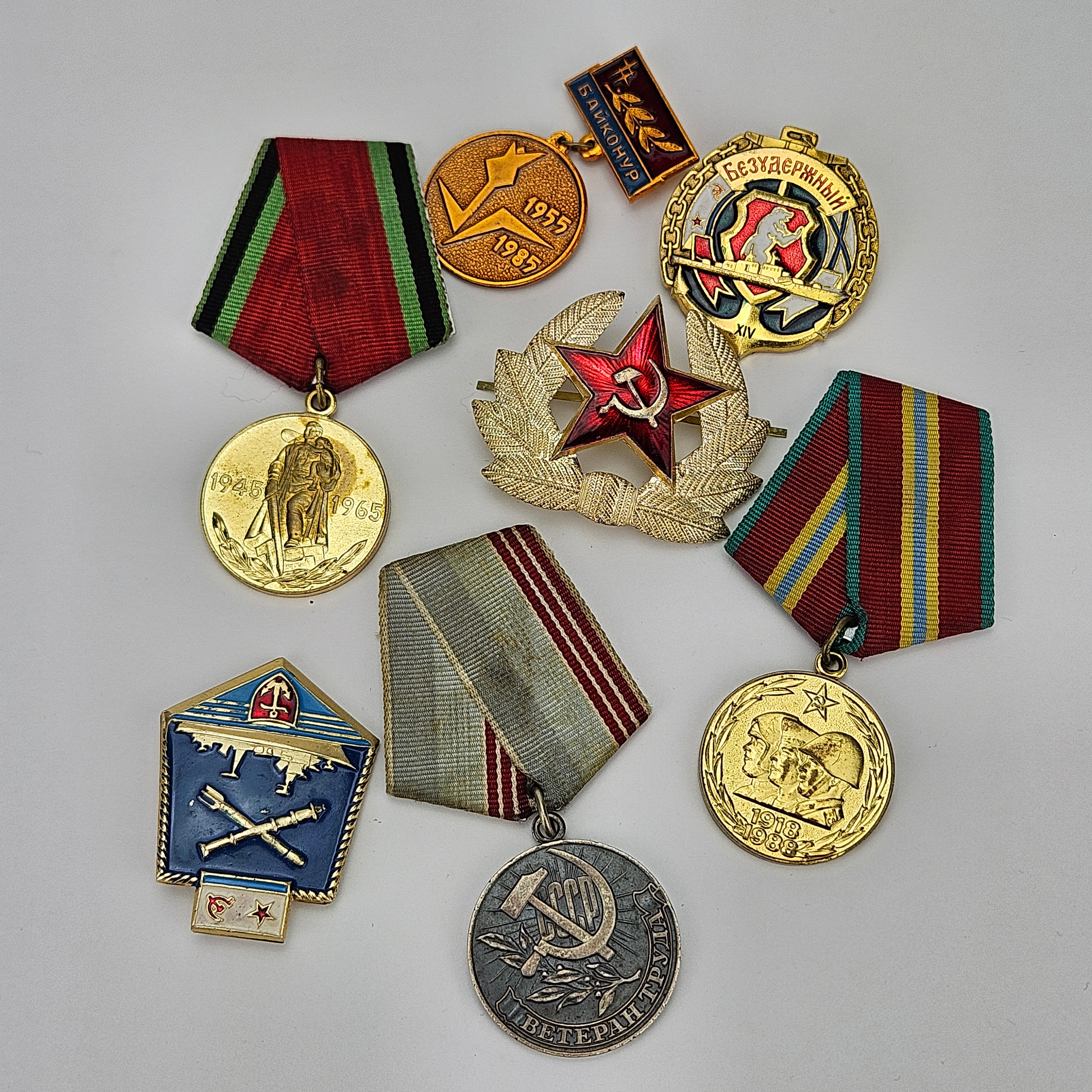 MÄRKEN OCH MEDALJER, 7 st, Ryssland/Sovjetunionen.