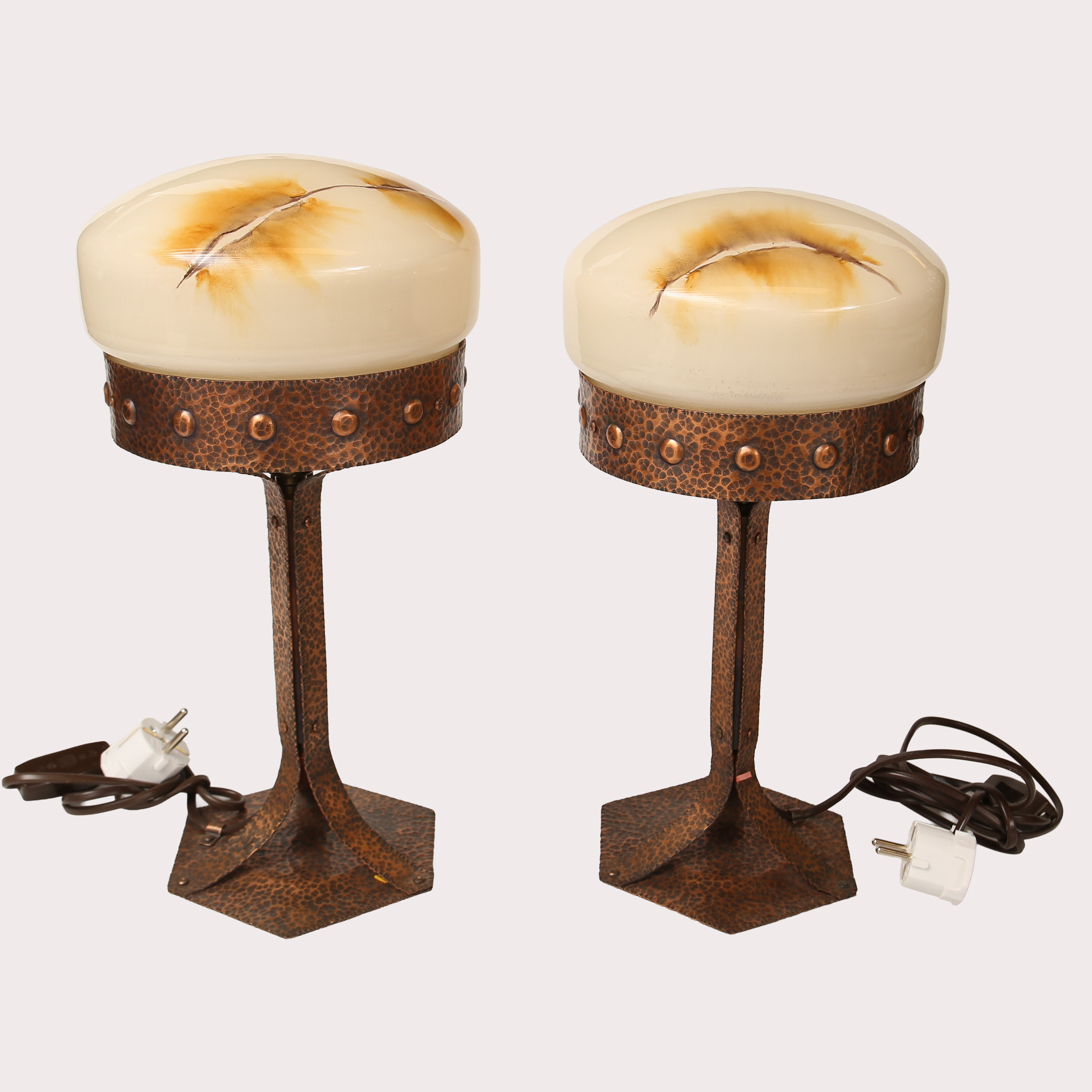 BORDSLAMPOR, koppar med glaskupa, Strindbergmodell, ett par.