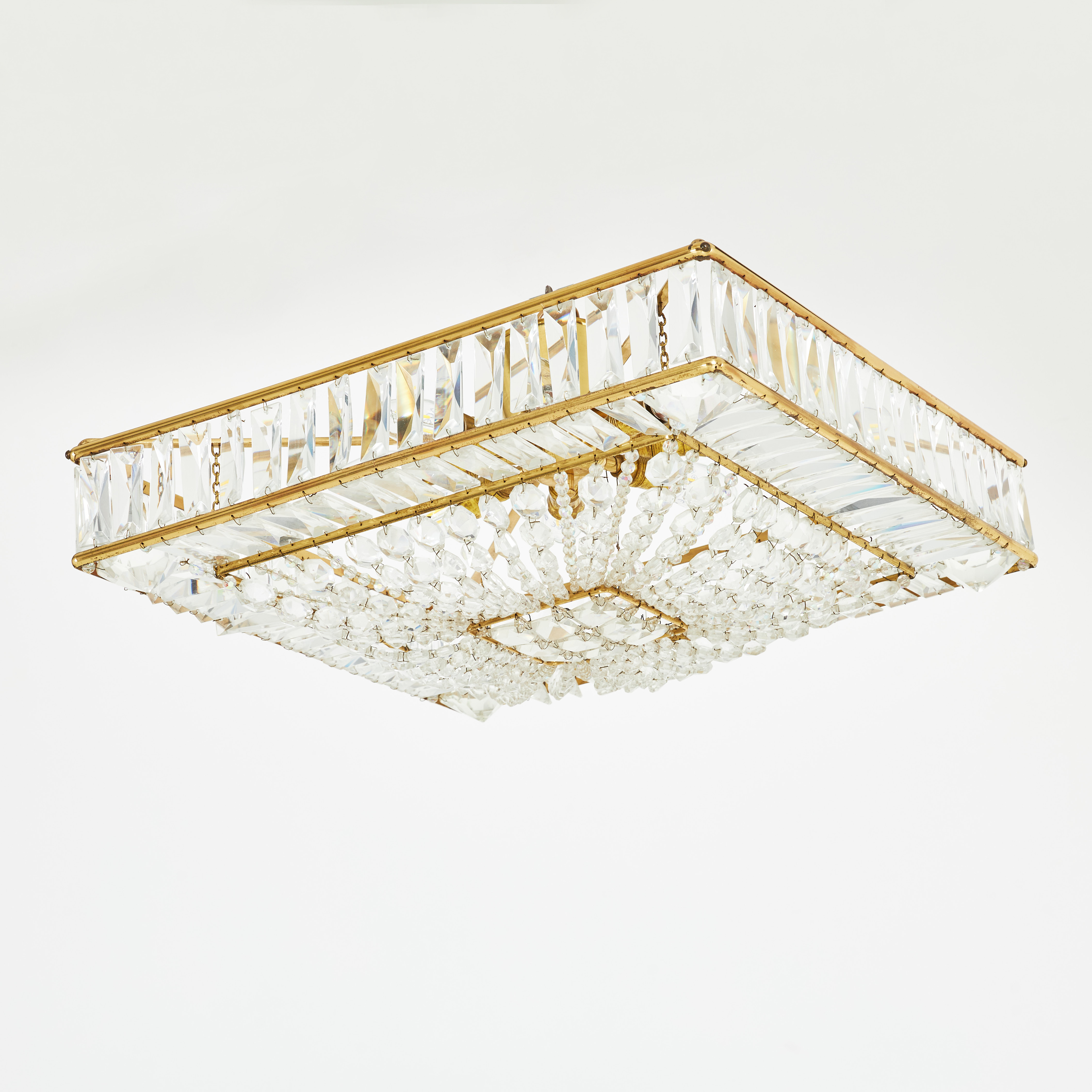 TAKPLAFOND, stomme i gulmetall, behängd med olikslipade prismor, delvis iriserande, åtta ljuskällor, Söderindustri AB Stockholm, 1960-tal.