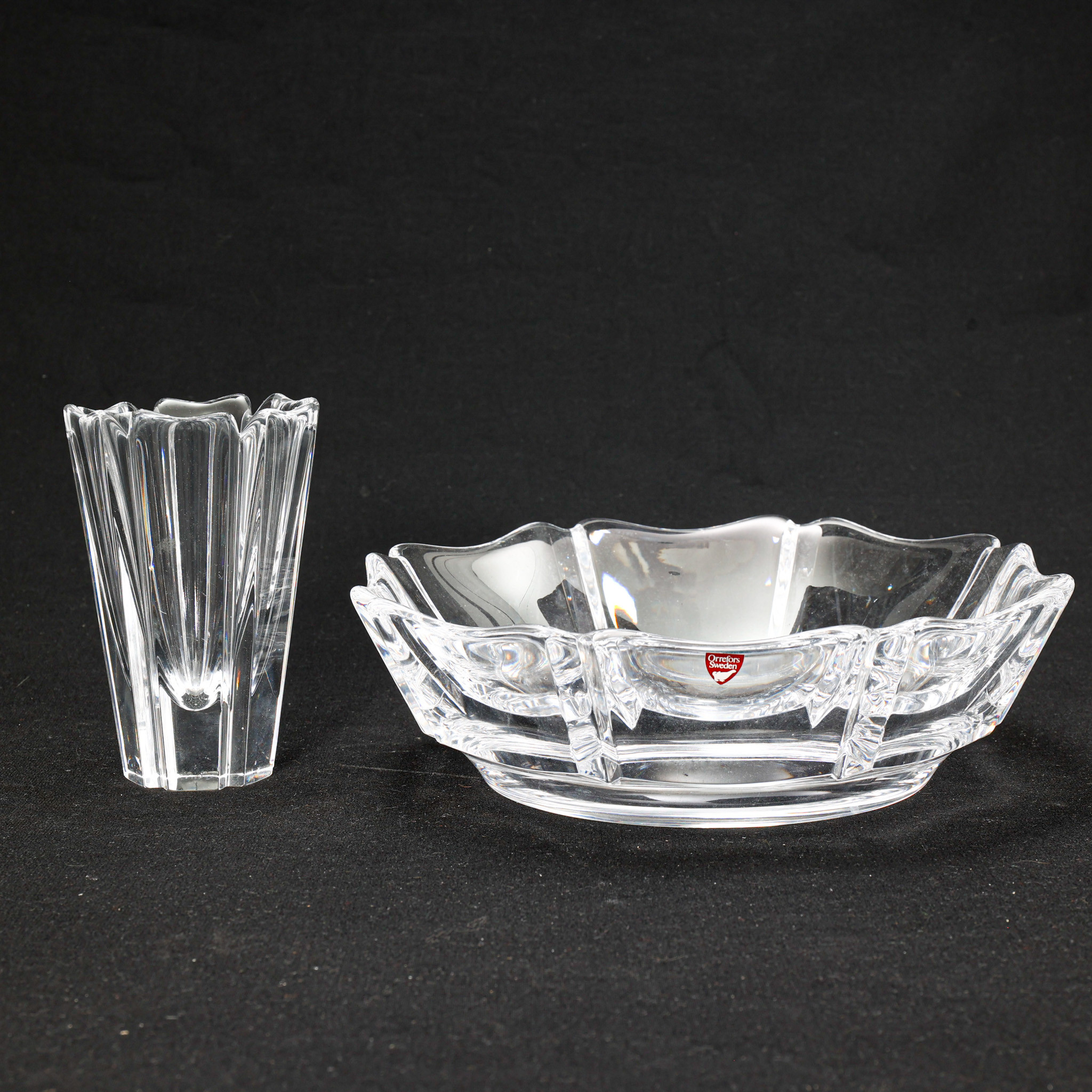 LARS HELLSTEN. GLASSKÅL samt vas, " Corona ", Orrefors.