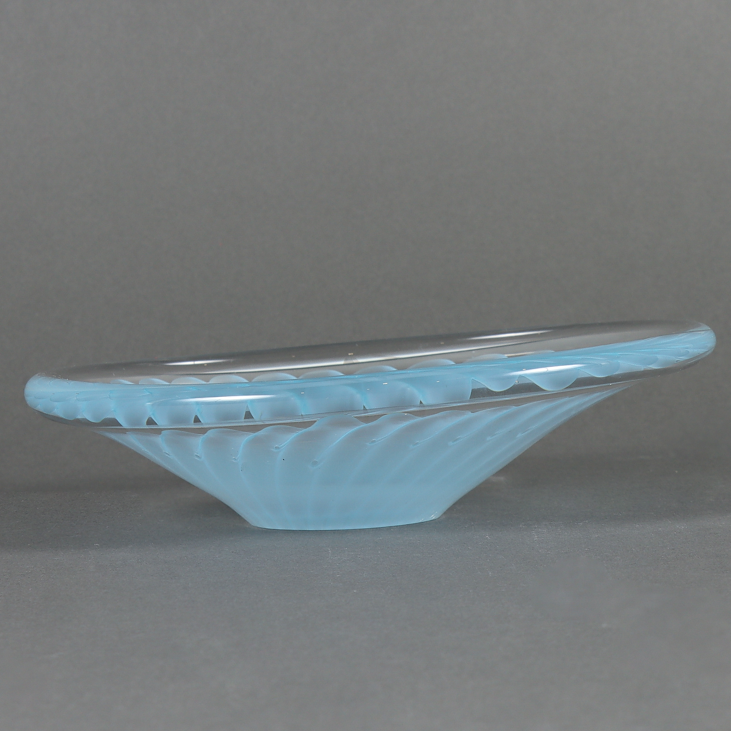 VICKE LINDSTRAND. Skålfat signerat.