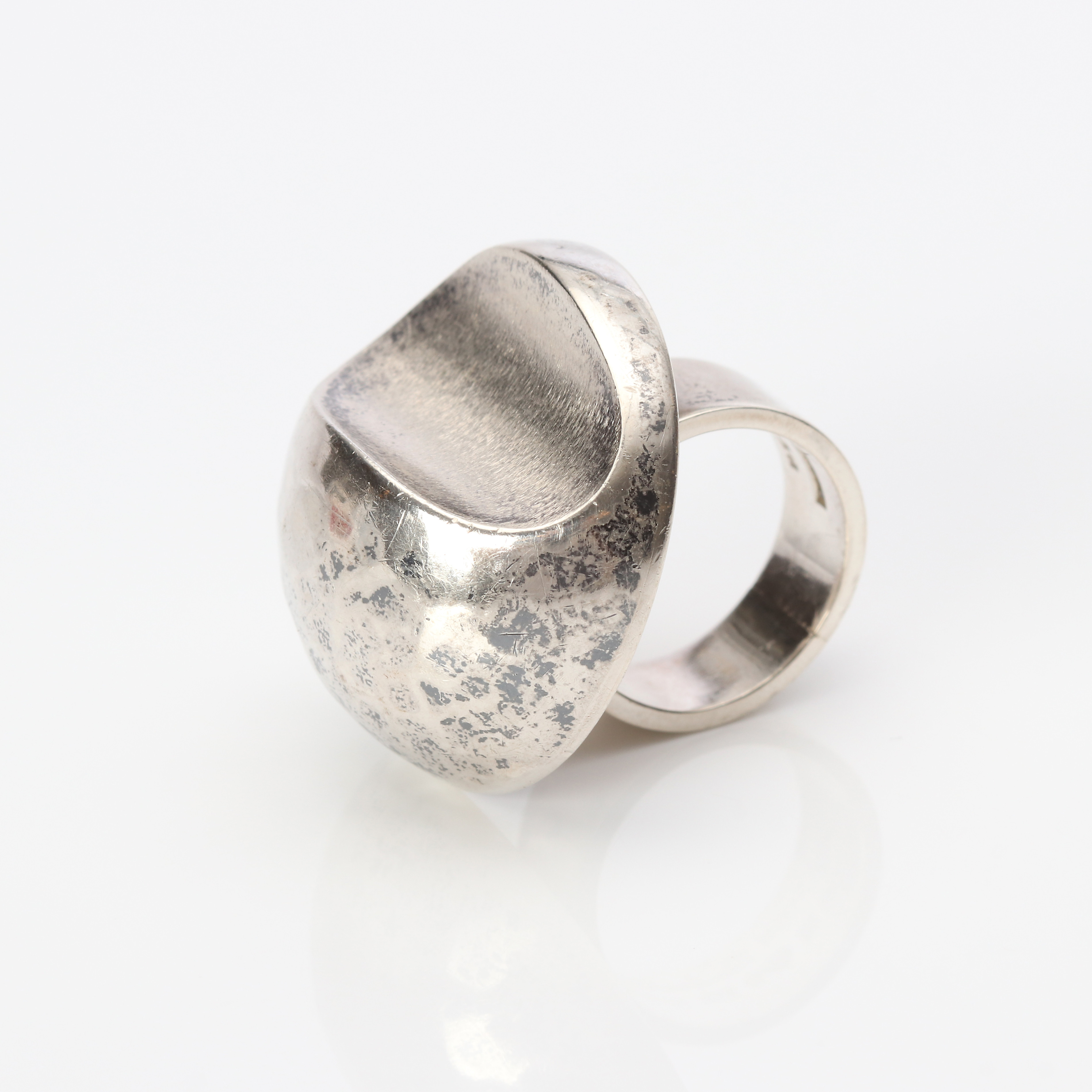 ELON ARENHILL, RING. Sterlingsilver med hamrad yta, Malmö 1975.