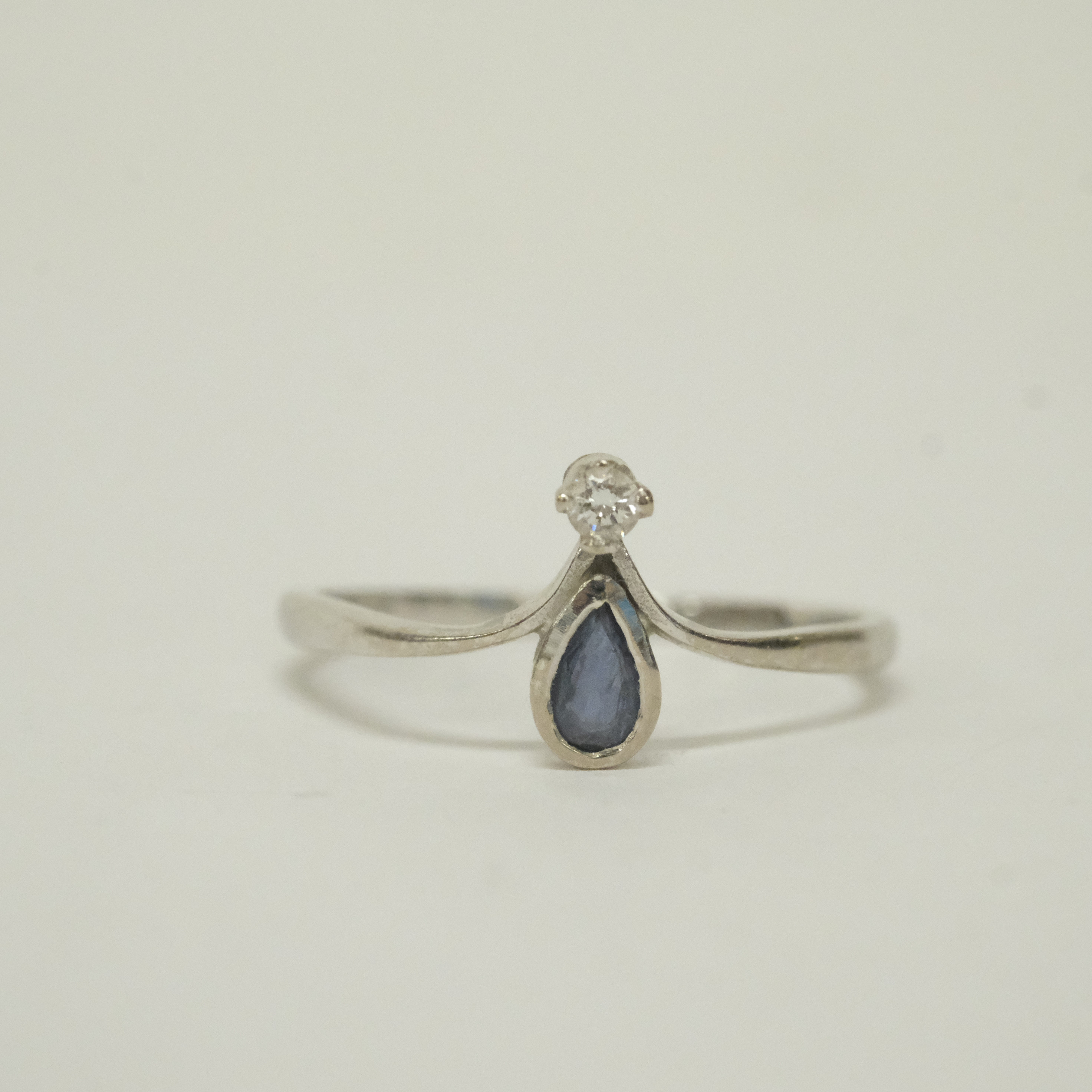RING MED DIAMANT OCH SAFIR, 18K VITT GULD.