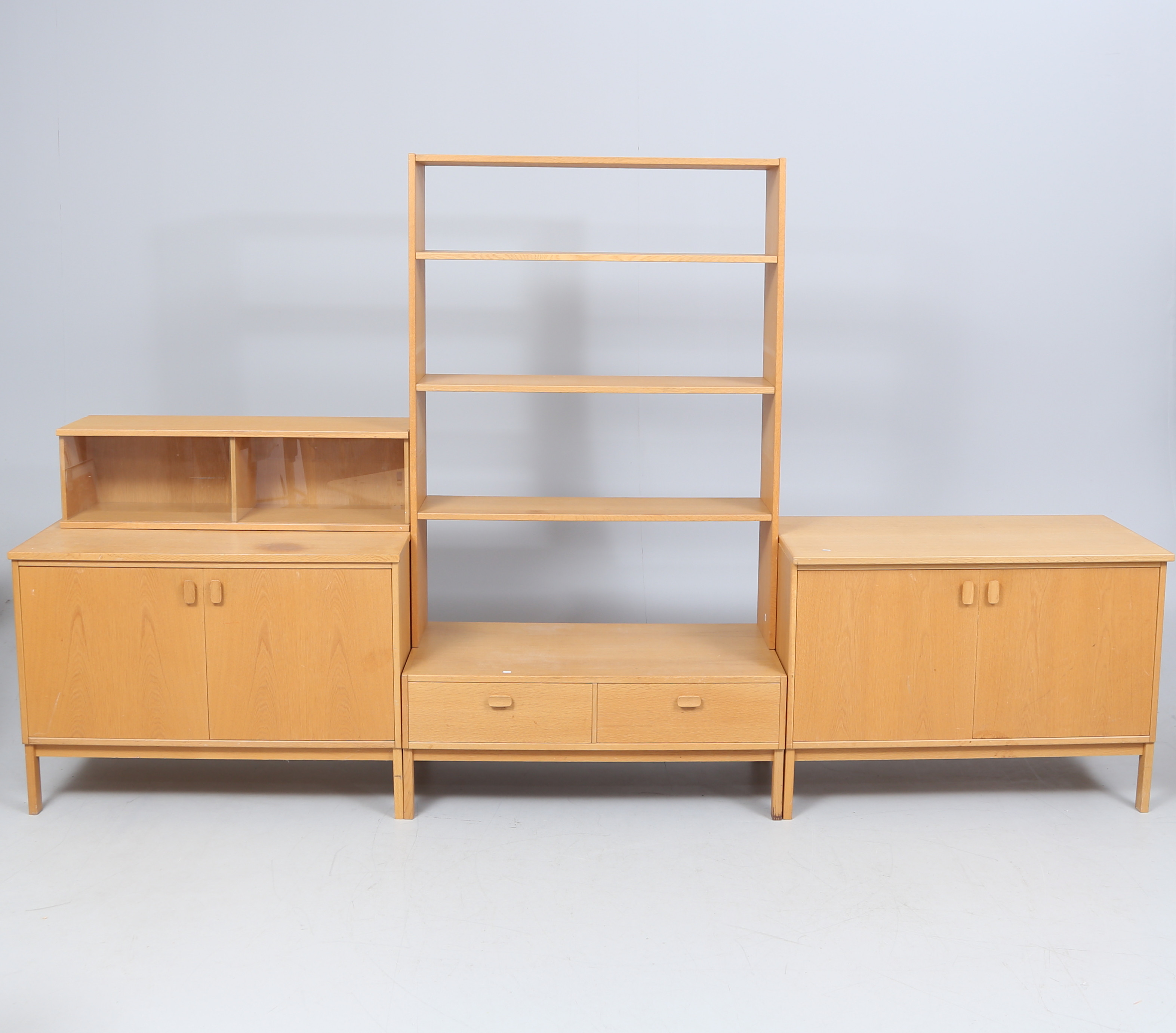 HYLLSYSTEM/TVBÄNK, ek, 1960/70-tal.