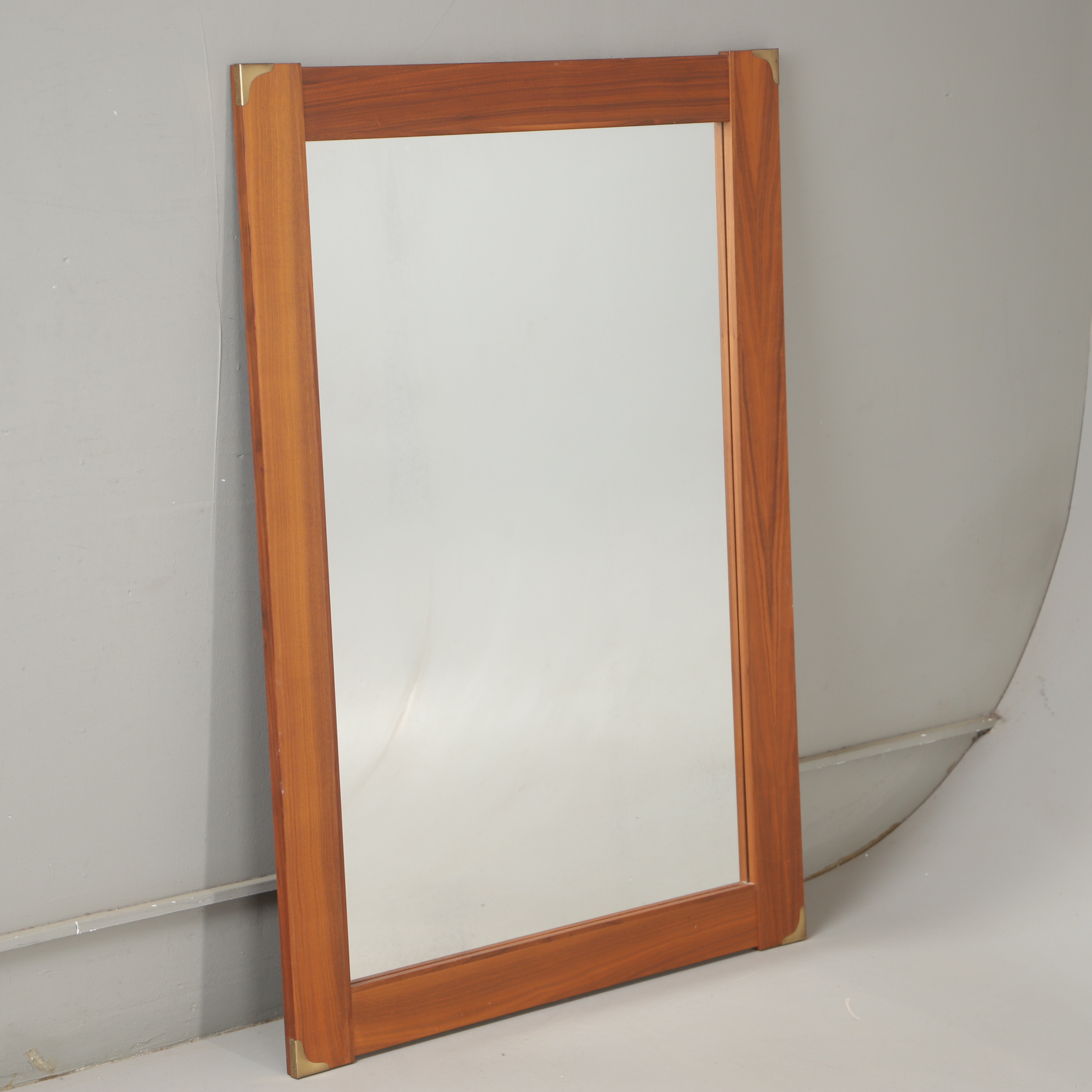 SPEGEL, valnöt med mässing, 1900-talets andra hälft.