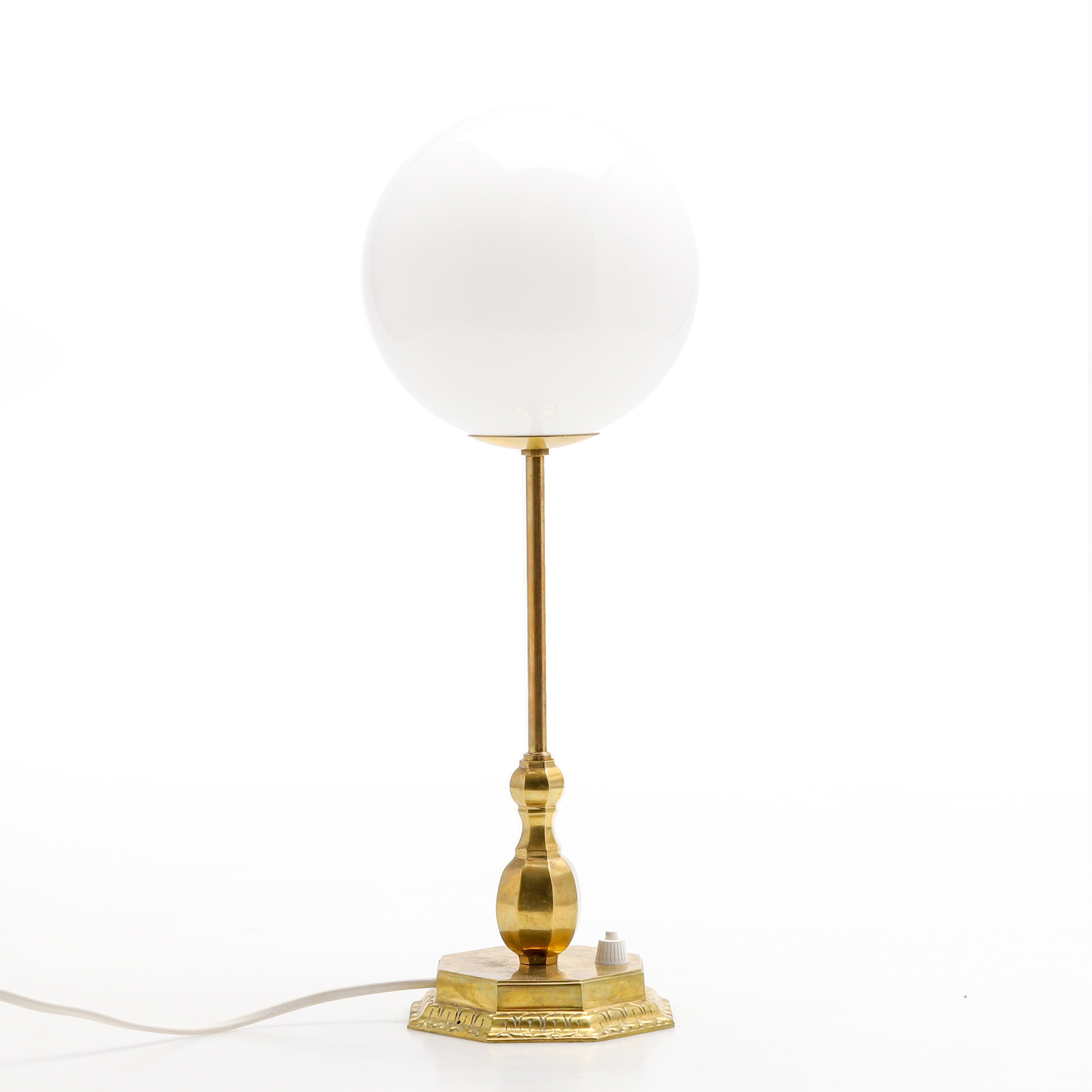 BORDSLAMPA. mässing med rund opal kupa , 1900-talets mitt.