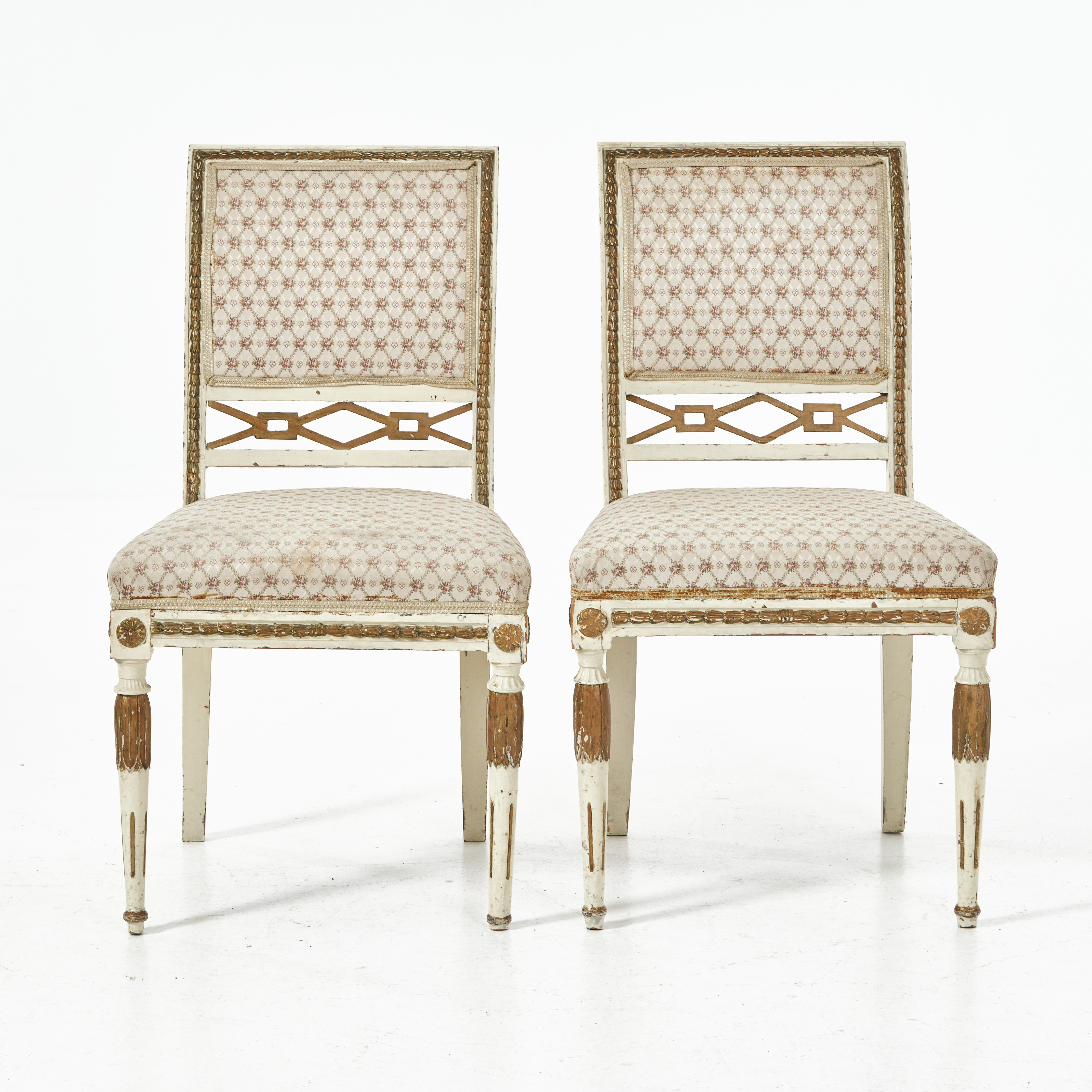 STOLAR, ett par, sengustavianska omkring år 1800, skuren dekor och dekor i pastellage, bronserade, nedåt avsmalnande ben med bladhölster.