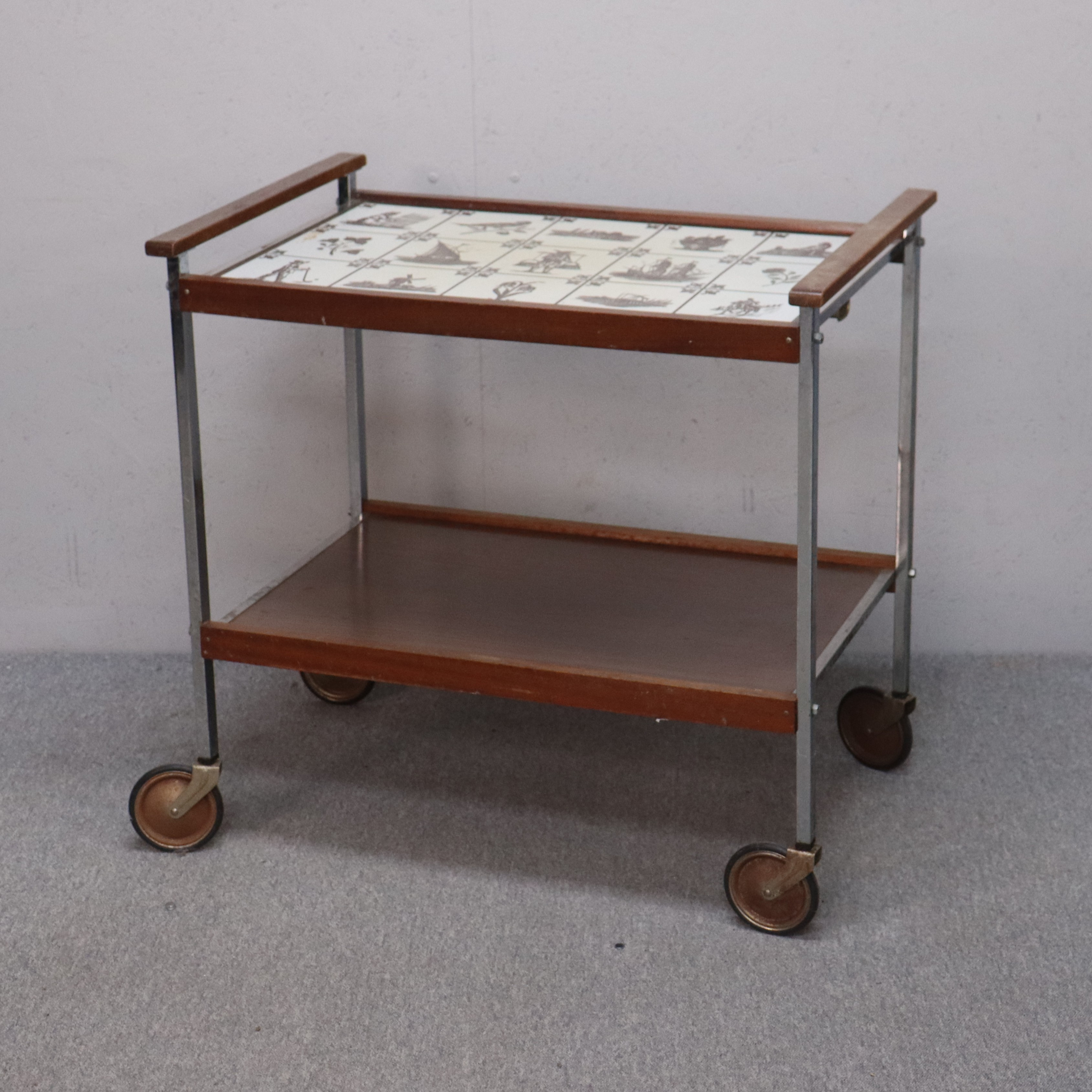 SERVERINGSVAGN, teak. skiva klädd med kakelplattor och värmeplatta, 1960-tal.
