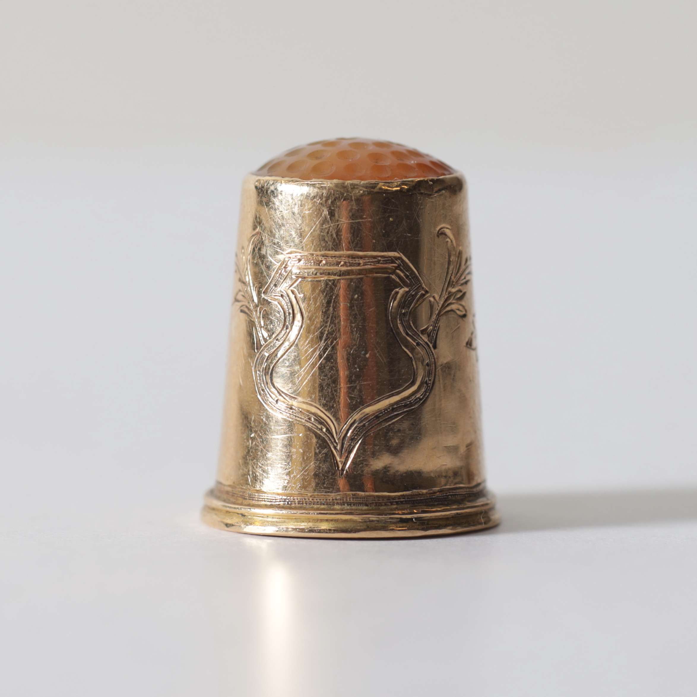 FINGERBORG, 18K guld med karneol, A.U. Wahlberg, Gävle, 1900. Totalvikt ca 3,5 gram.