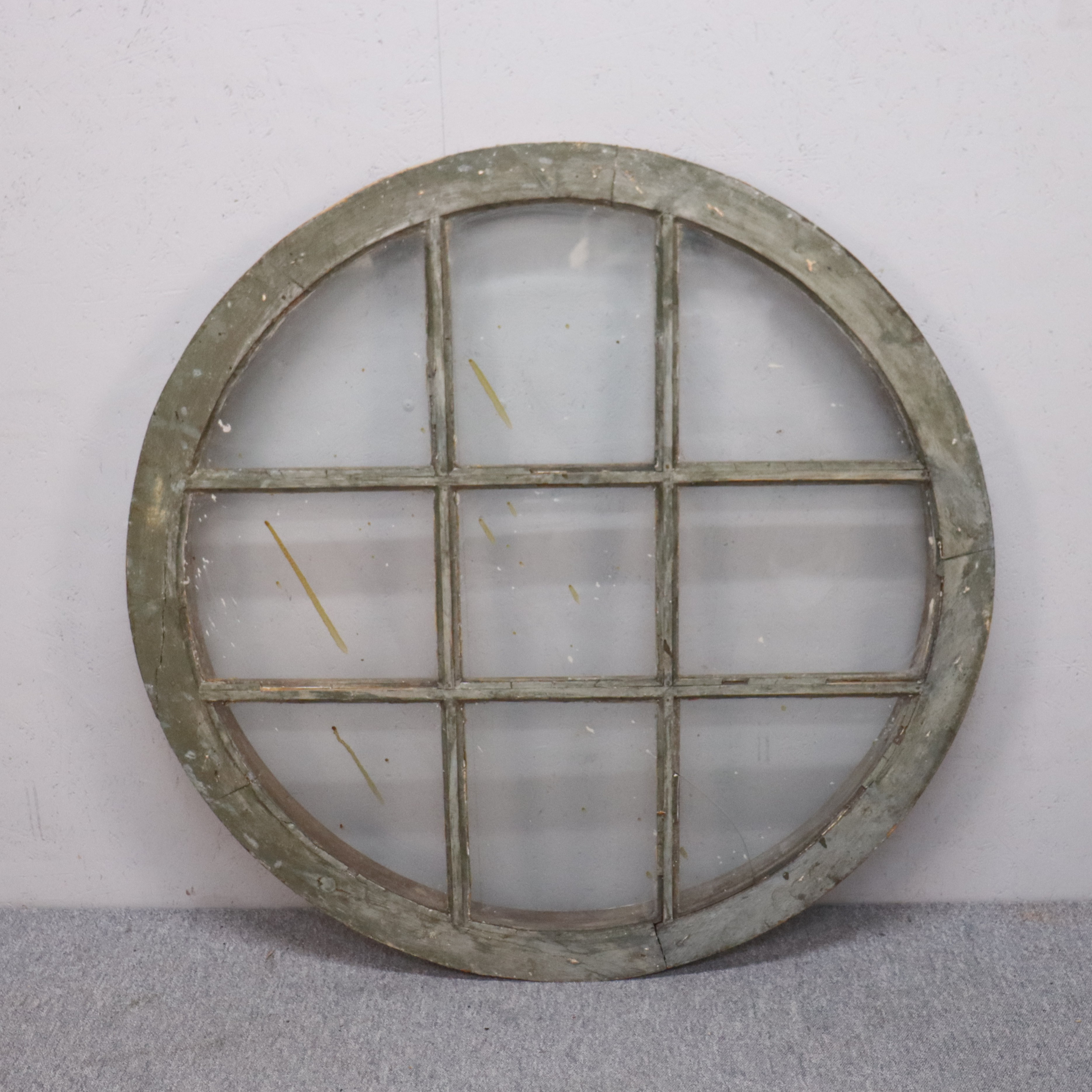 FÖNSTER, rund form med spröjs.