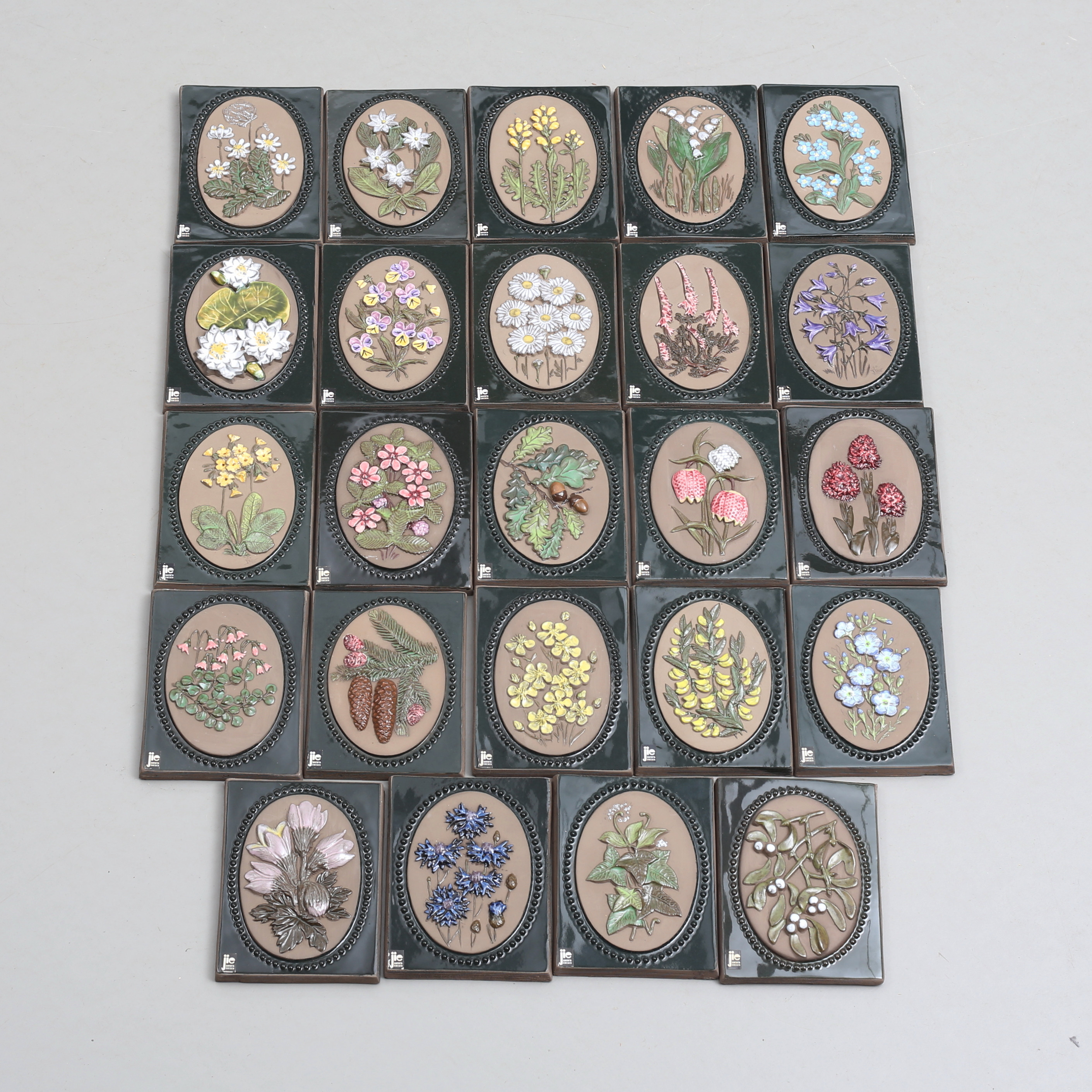 AIMO NIETOSVUORI. Väggplaketter, 24 st landskapsblommor, keramik, JIE, Gantofta.