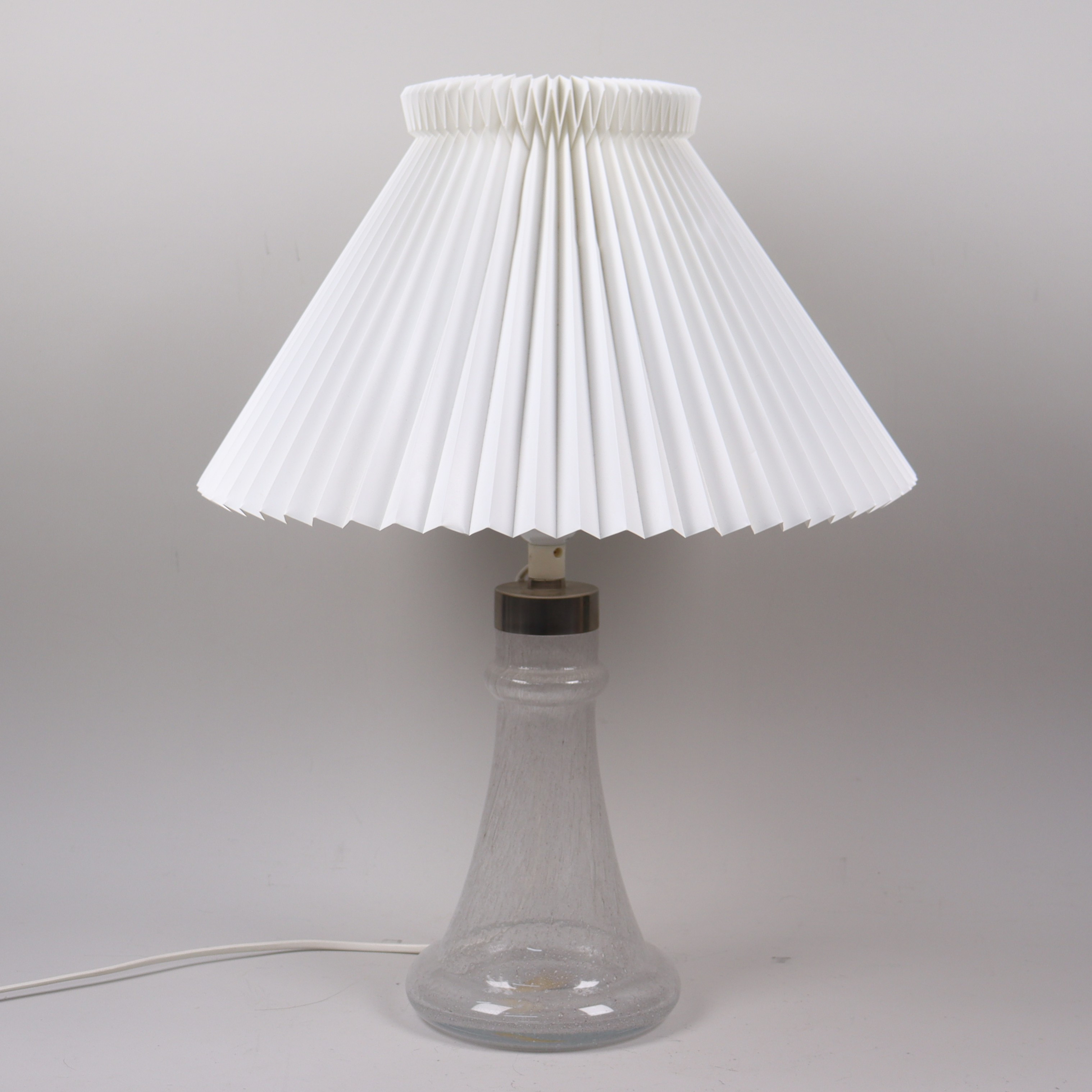 LIN HSIN-LUNG. "Park", bordslampa i glas med Le Klint skärm, Holmegaard & Royal Copenhagen, Danmark, 1970/80-tal.