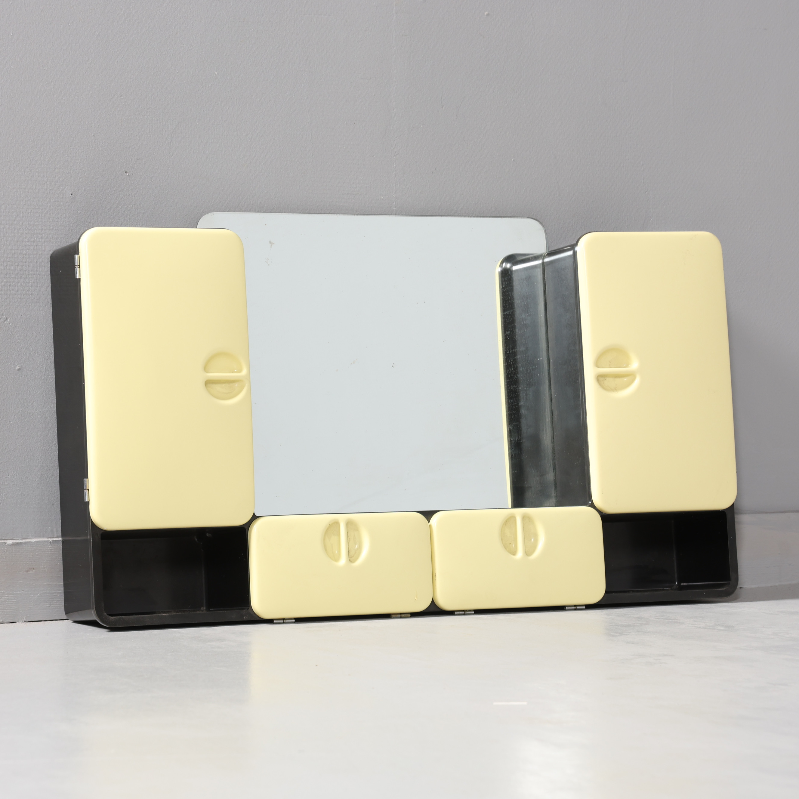 BADRUMSSKÅP, plast, med spegel, "Castore", CM Torino, Italien.