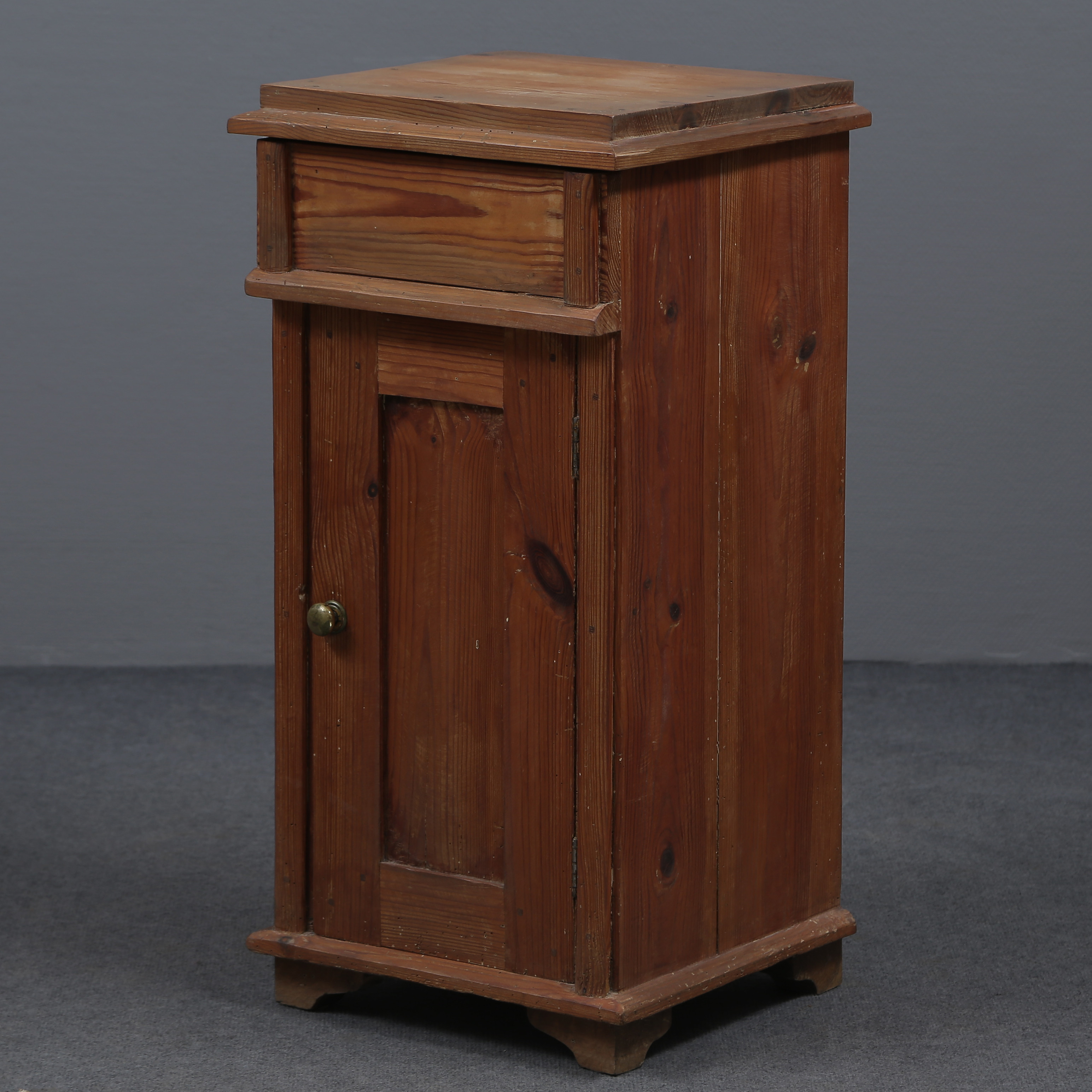 KOMMOD, 1800-TALETS SLUT, FURU, AVLUTAD.