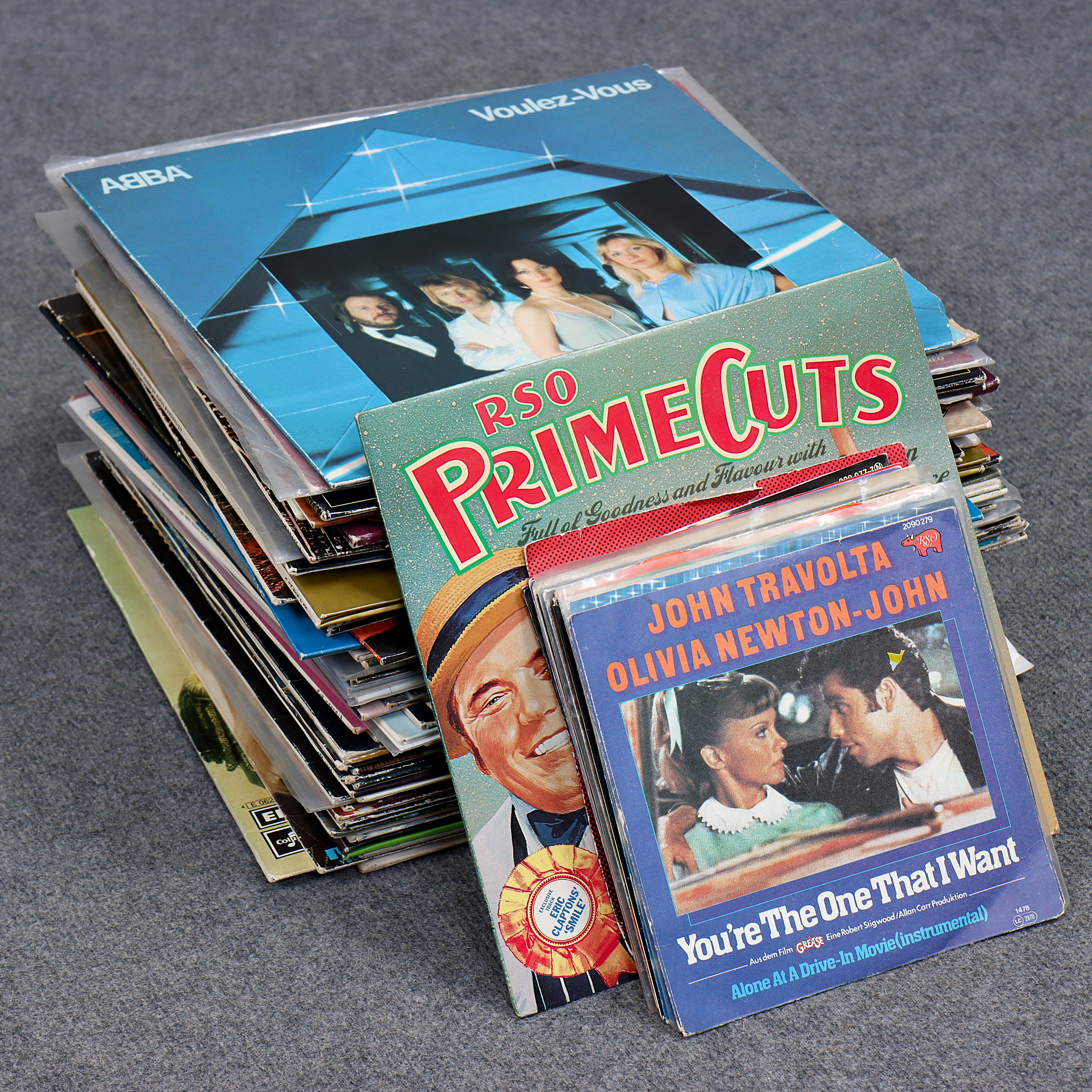 CA 60 LP-SKIVOR SAMT 14 SINGELSKIVOR, ELVIS PRESLEY, ABBA, GYLLENE TIDER, SWEET, ARLA SKIVAN - KAFFE UTAN GRÄDDE, M.M.