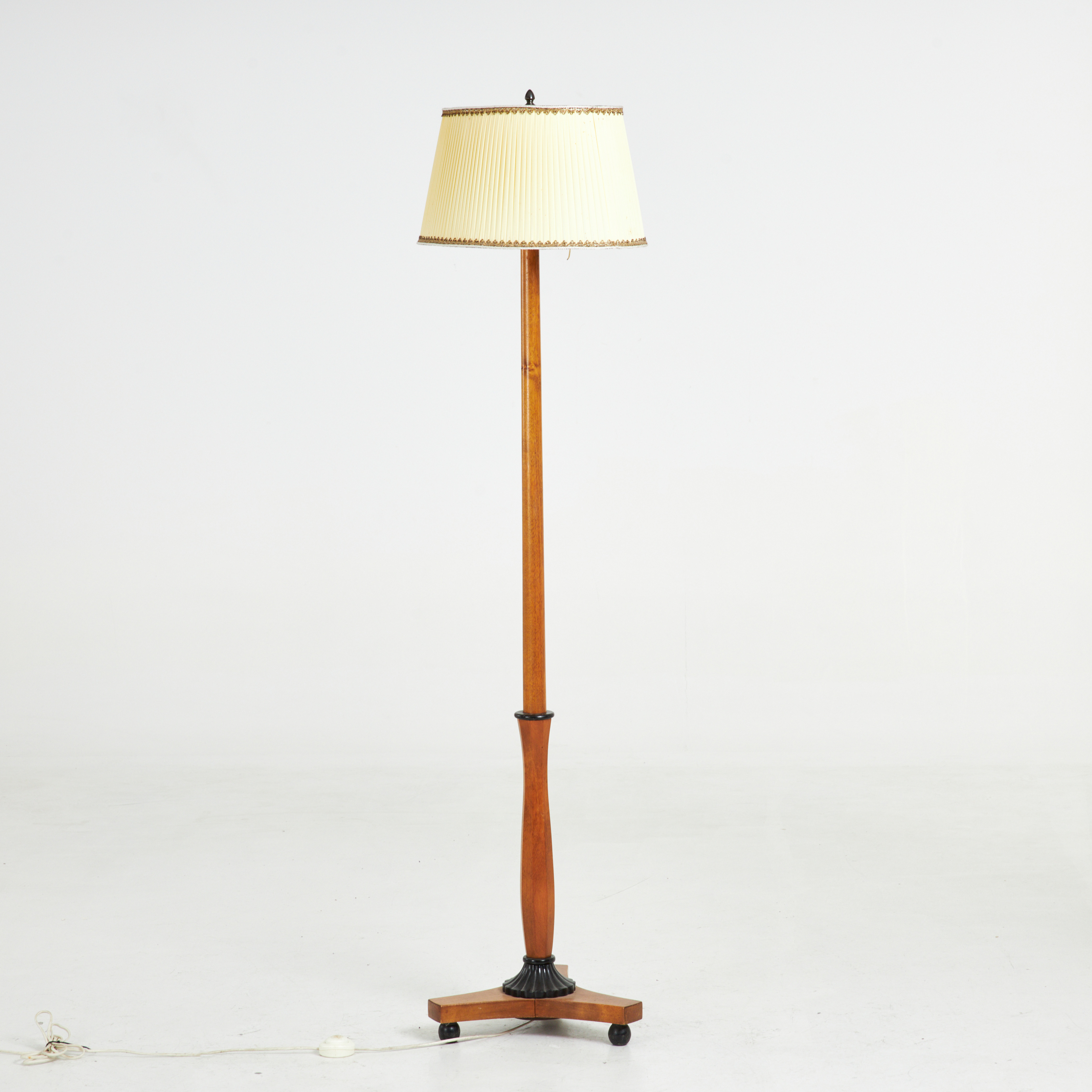 GOLVLAMPA, 1920-tal, plisserad textilskärm, stomme i lövträ, 2 ljuspunkter.