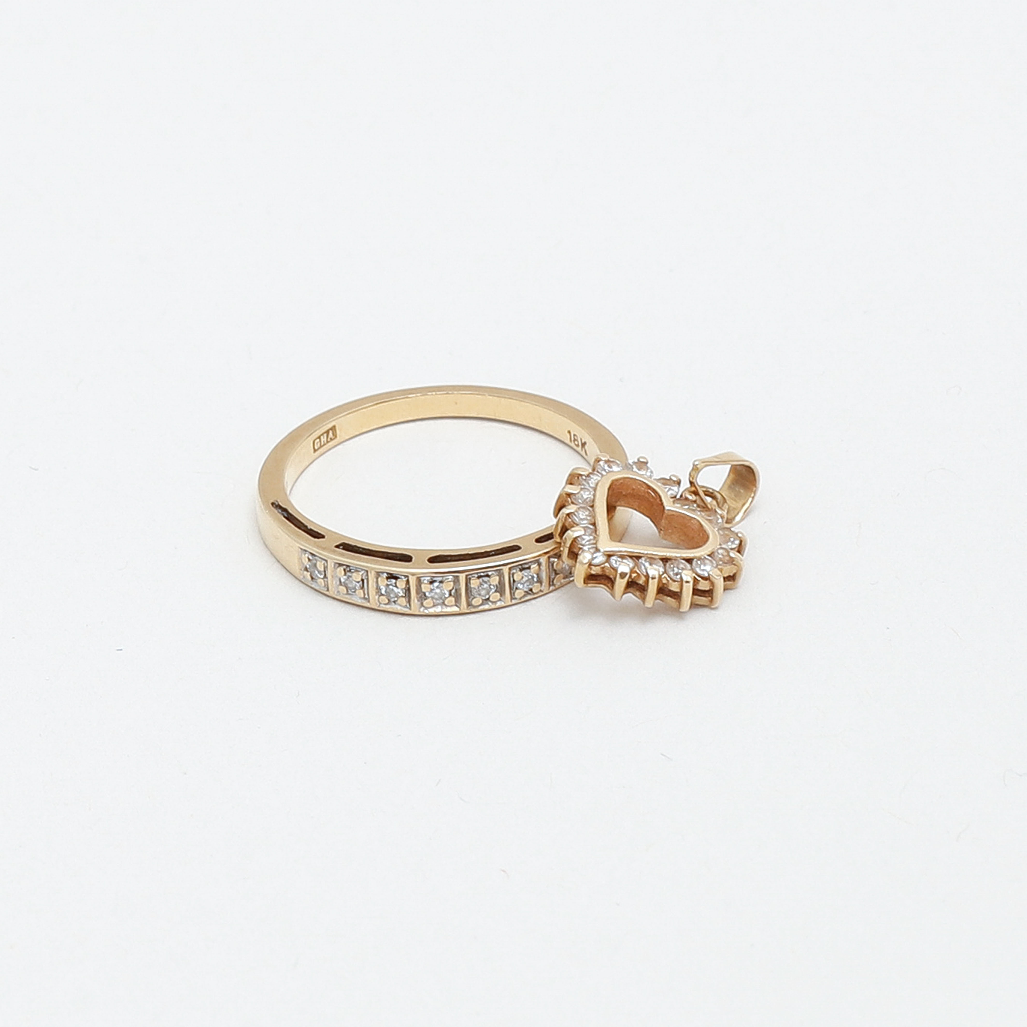 HÄNGE och RING, 18k guld, diamanter, syntetiska stenar, totalvikt ca 4,3 gram.