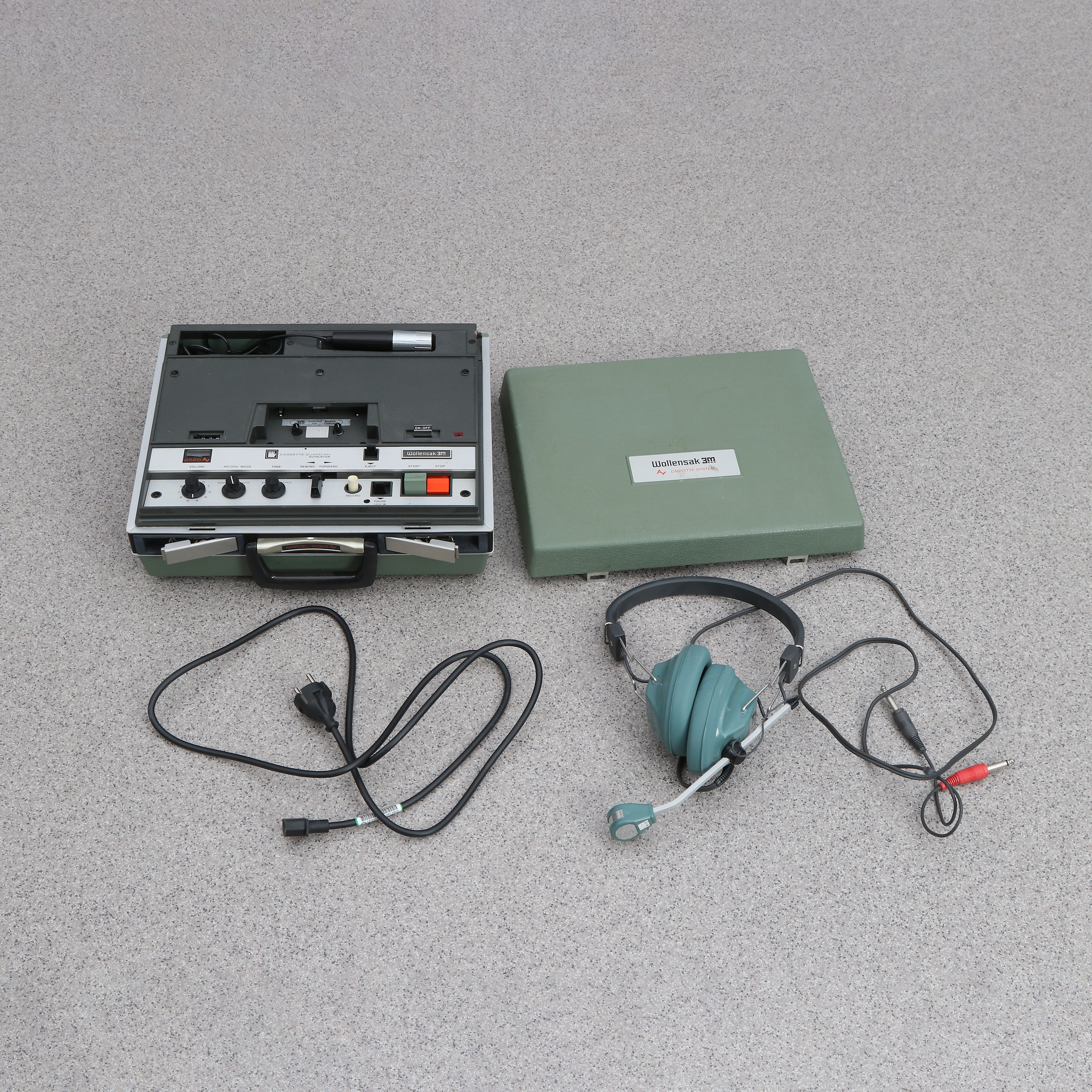 WOLLENSAK 3M, KASETTBANDSPELARE. Modell 2520 AV. Med mikrofon samt hörlurar.