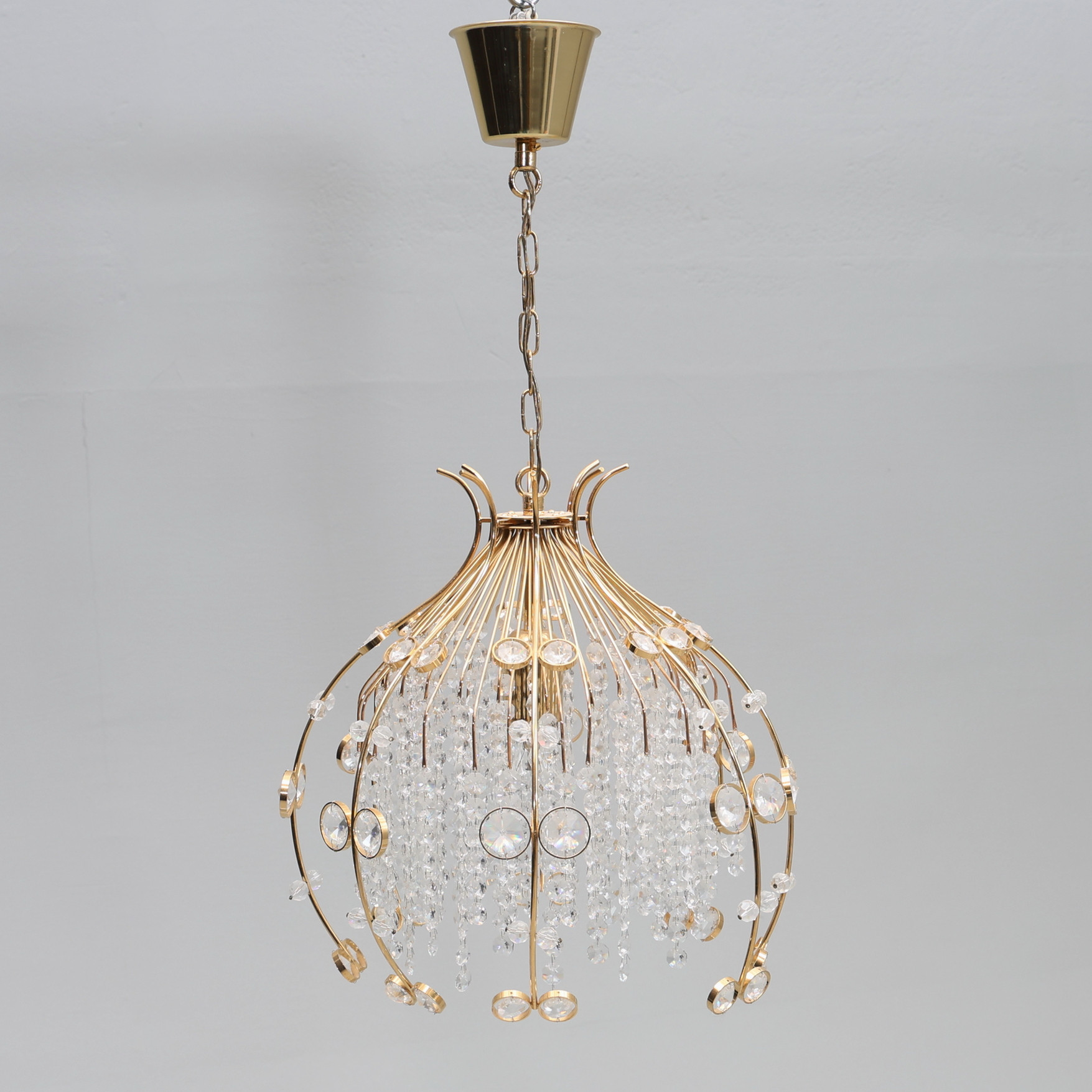 TAKLAMPA. Gulmetall, glas med prismor, 1900-talets senare del.