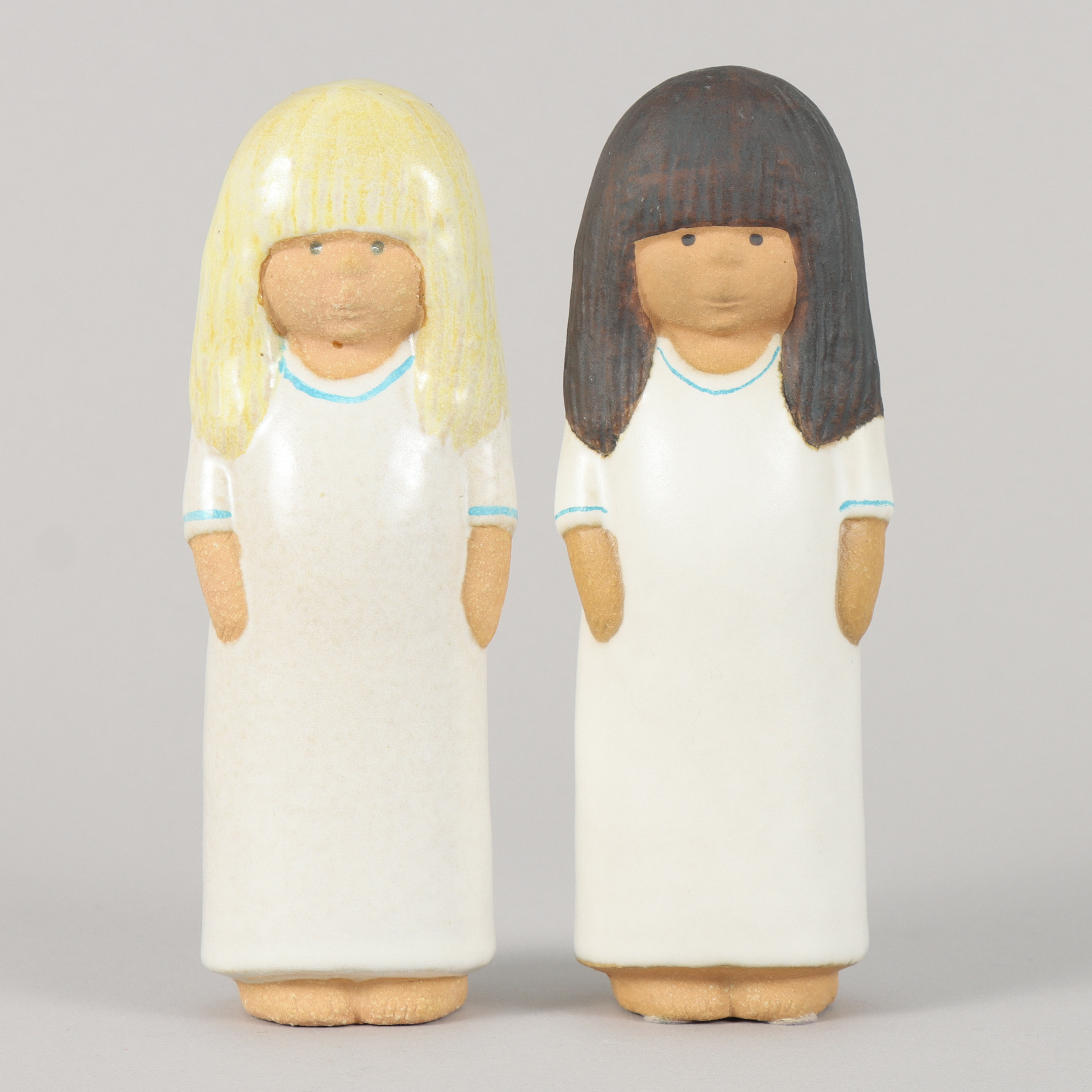 LISA LARSON. Figuriner, "Lina och Eva-Lina", ur serien Barn & Barnbarn, stengods, Gustavsberg.