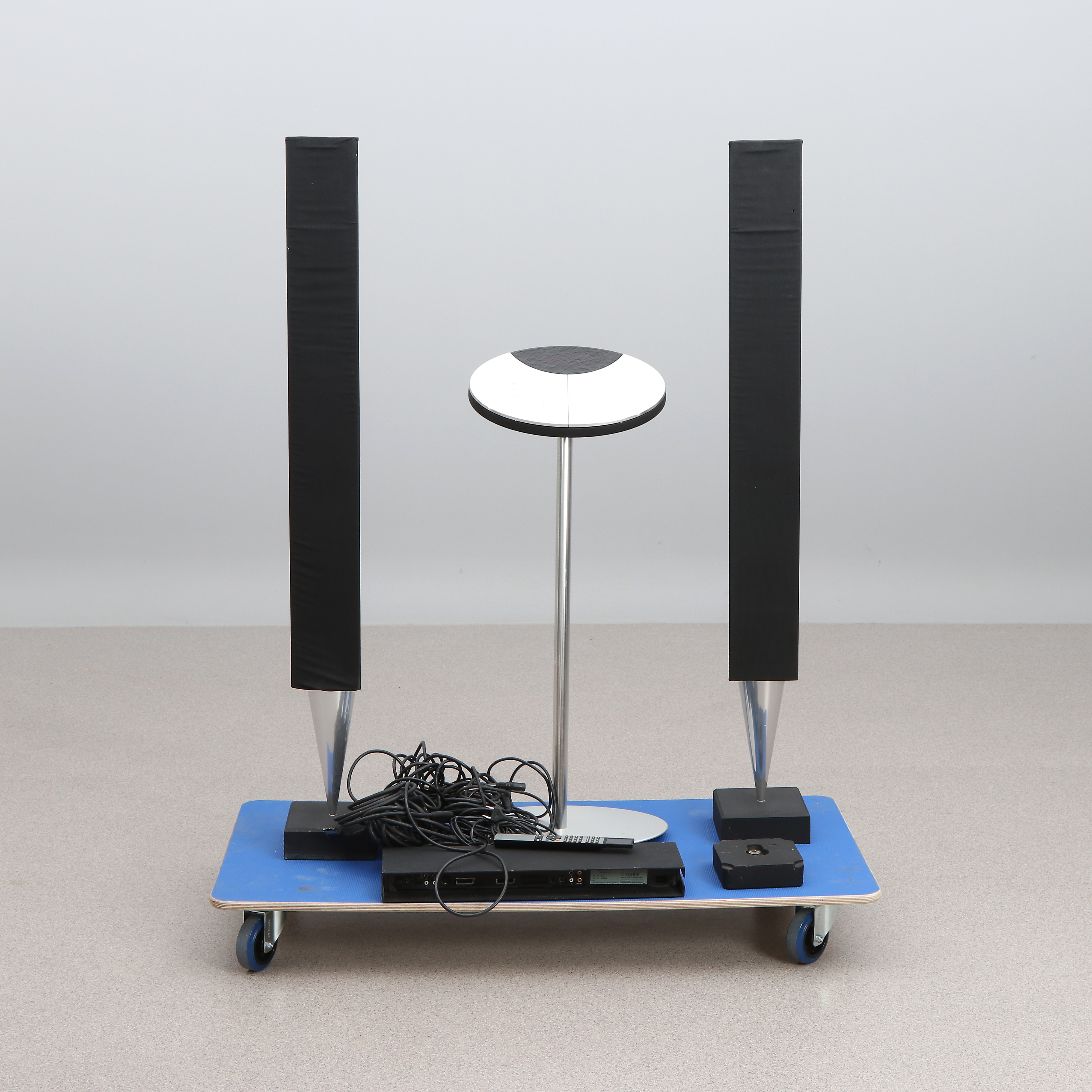 BANG & OLUFSEN, STEREOANLÄGGNING. Beocenter 2 med socket unit, ett par högtalare, fjärrkontroll samt kablage.