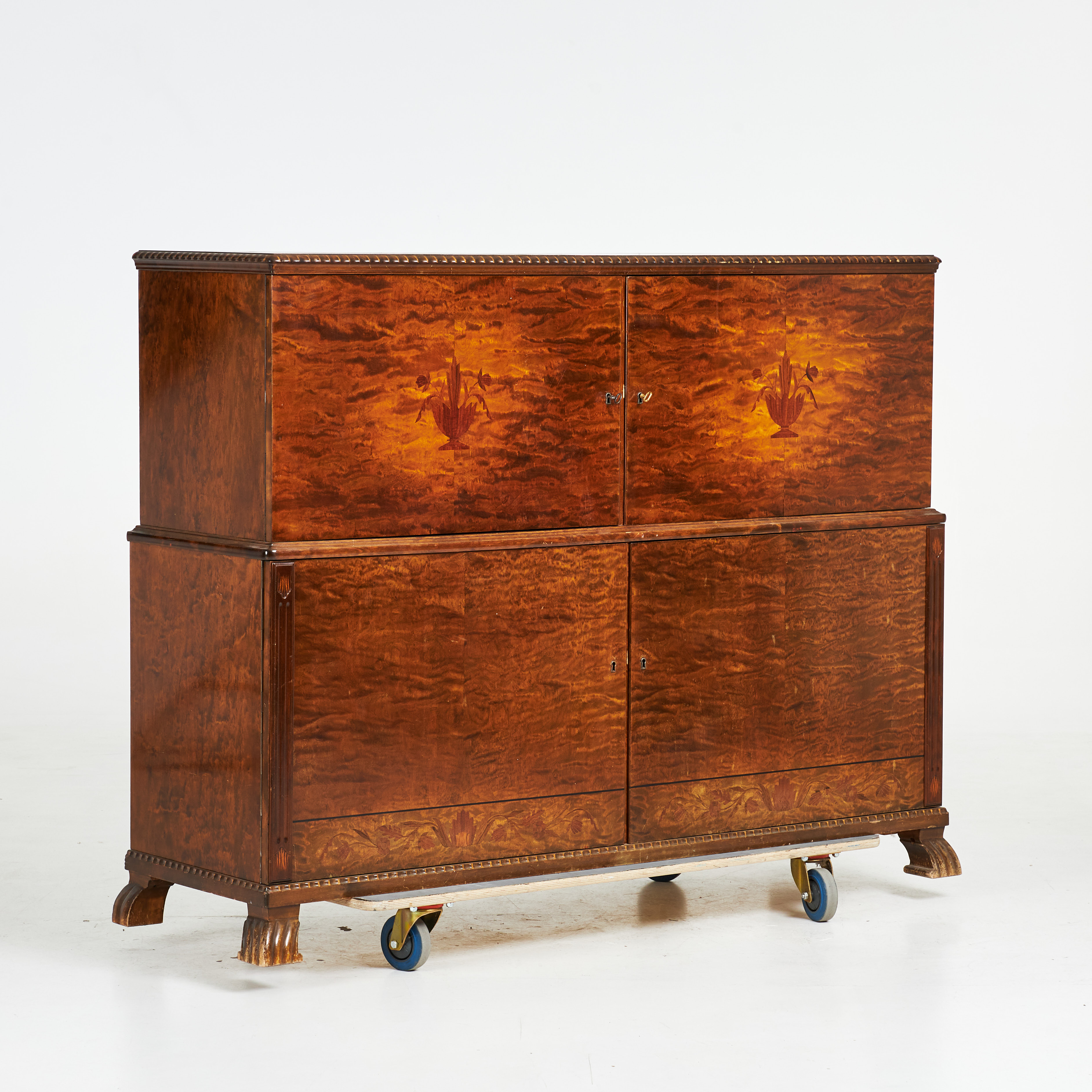 SKÅP. Swedish Grace, fanér i bonad björk, 1900-talets första hälft.