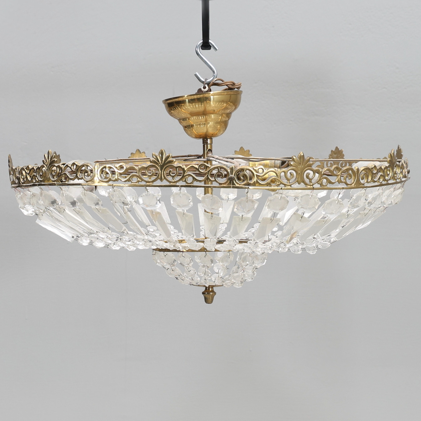 TAKPLAFOND, med prismor, mässing, 1900-tal.