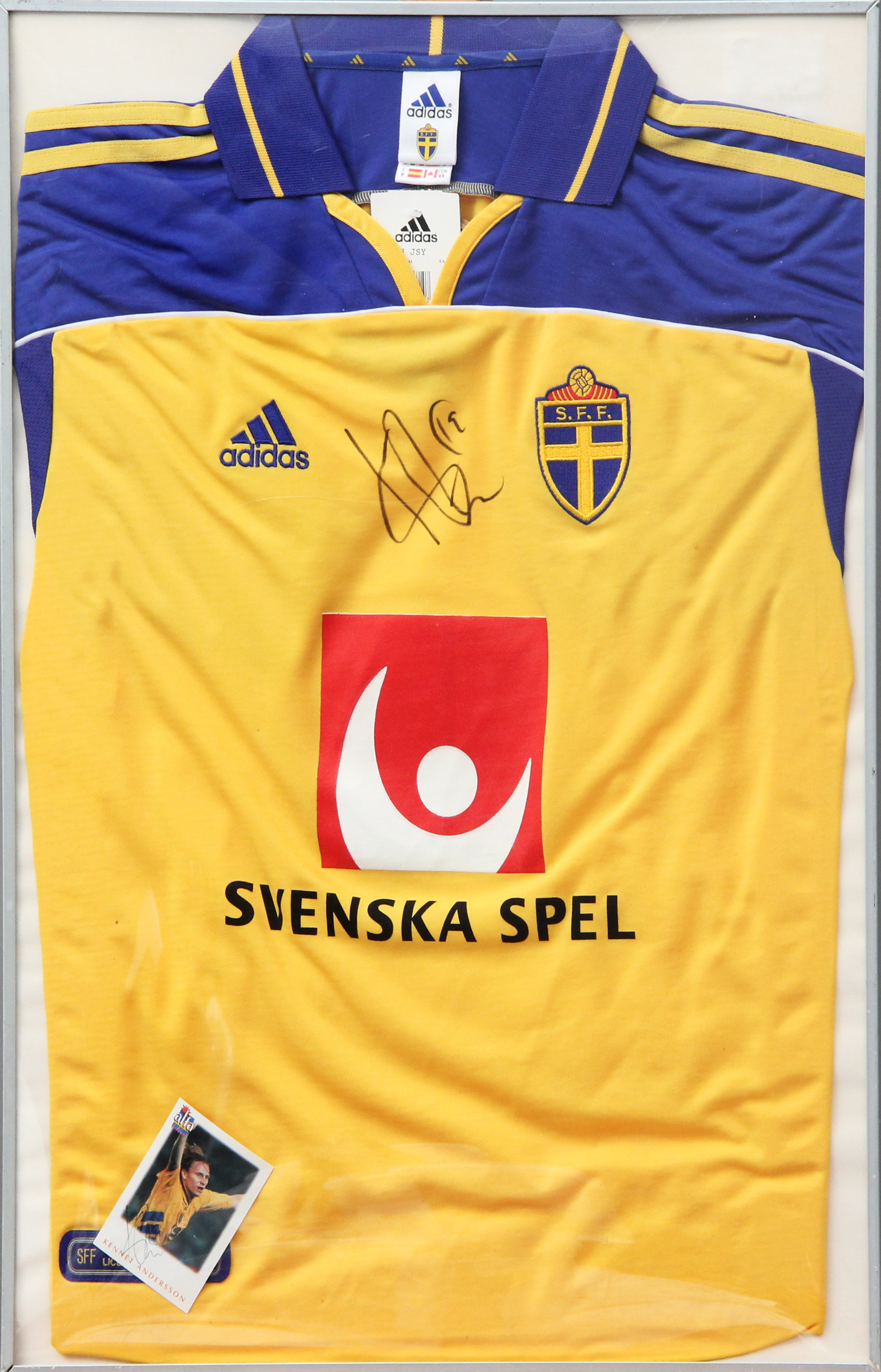 AUTOGRAF, Kennet Andersson, på tröja och idolkort.
