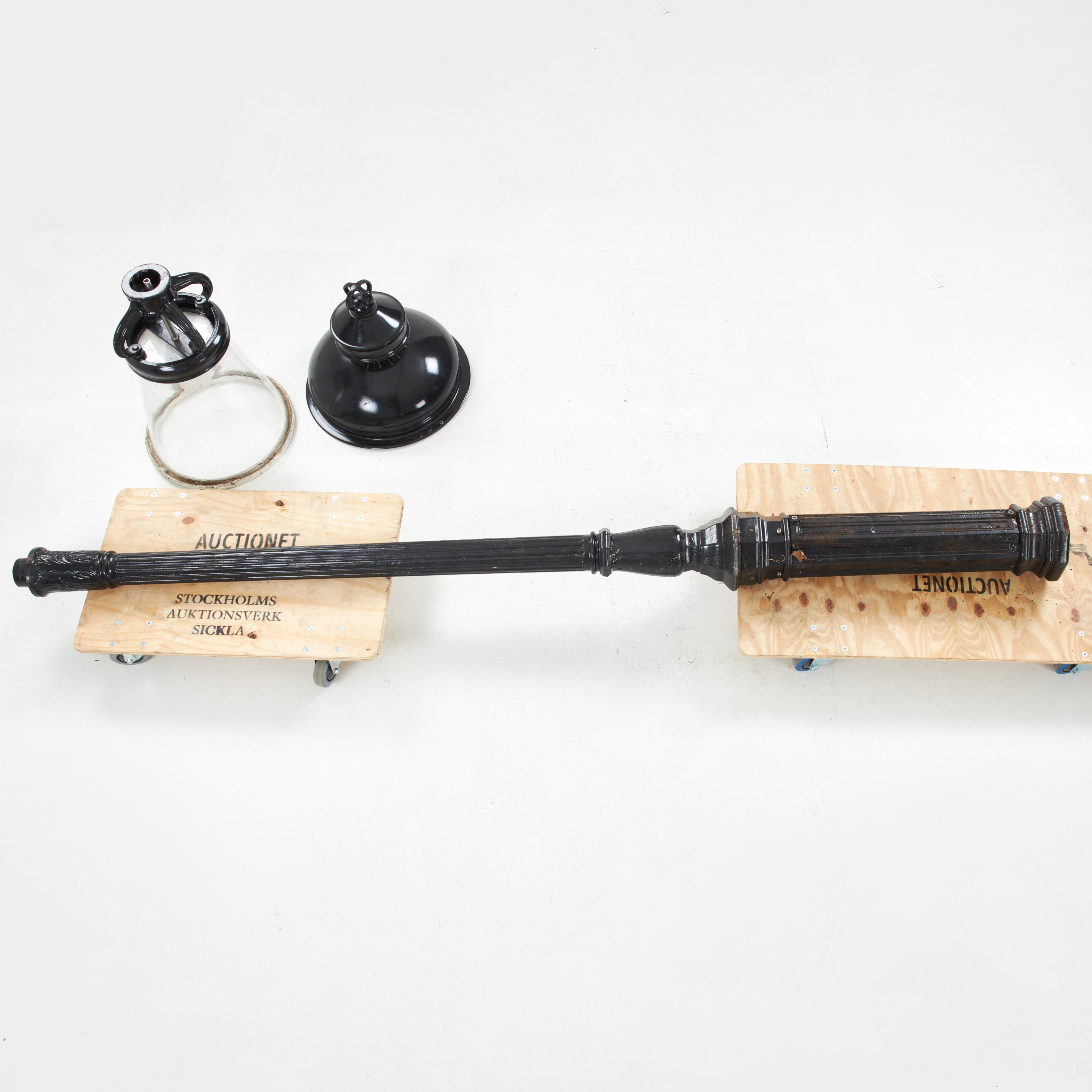 LYKTSTOLPE, märkt JOM, samtida produktion, gjutjärn samt lyktor med plexiglas.