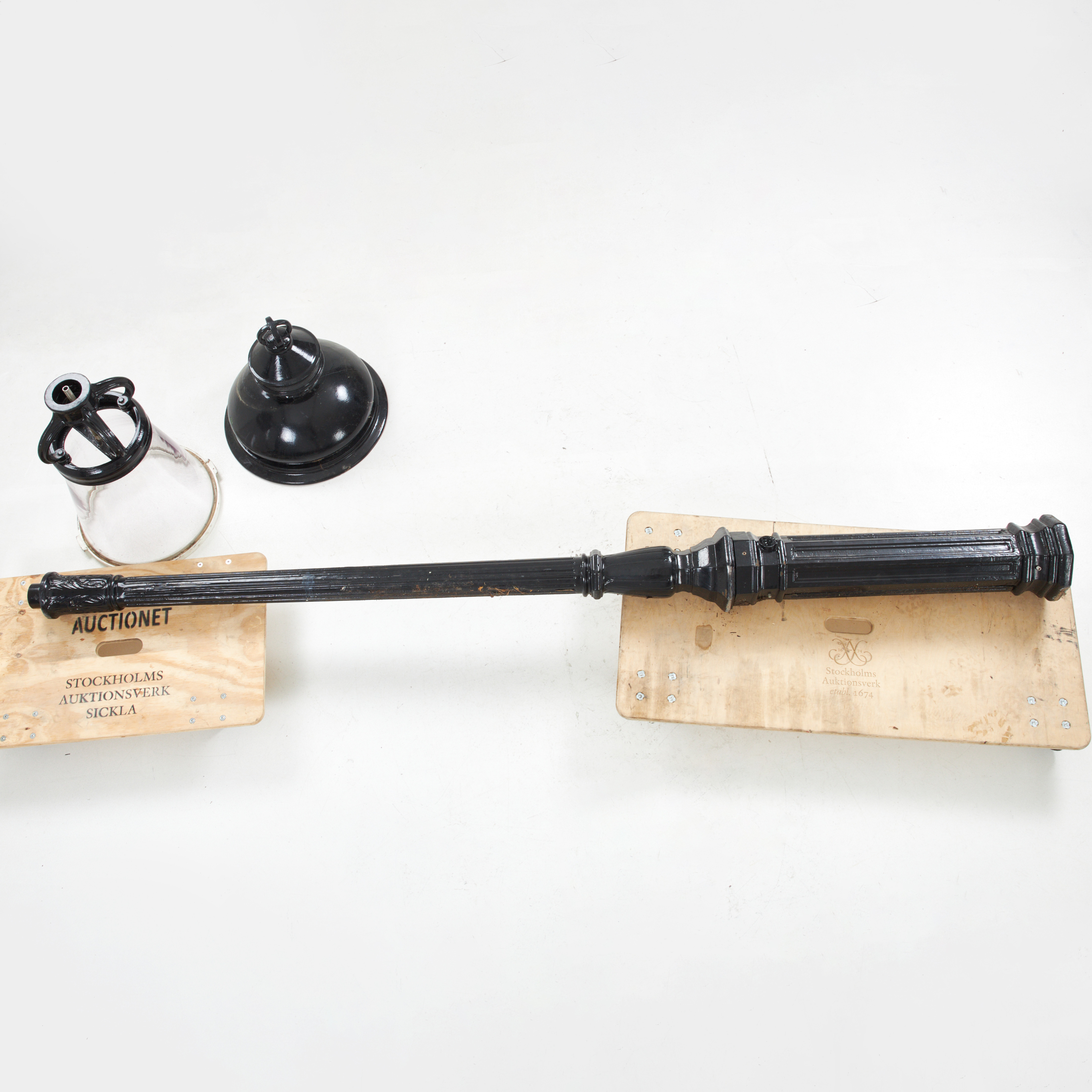 LYKTSTOLPE, märkt JOM, samtida produktion, gjutjärn samt lyktor med plexiglas.