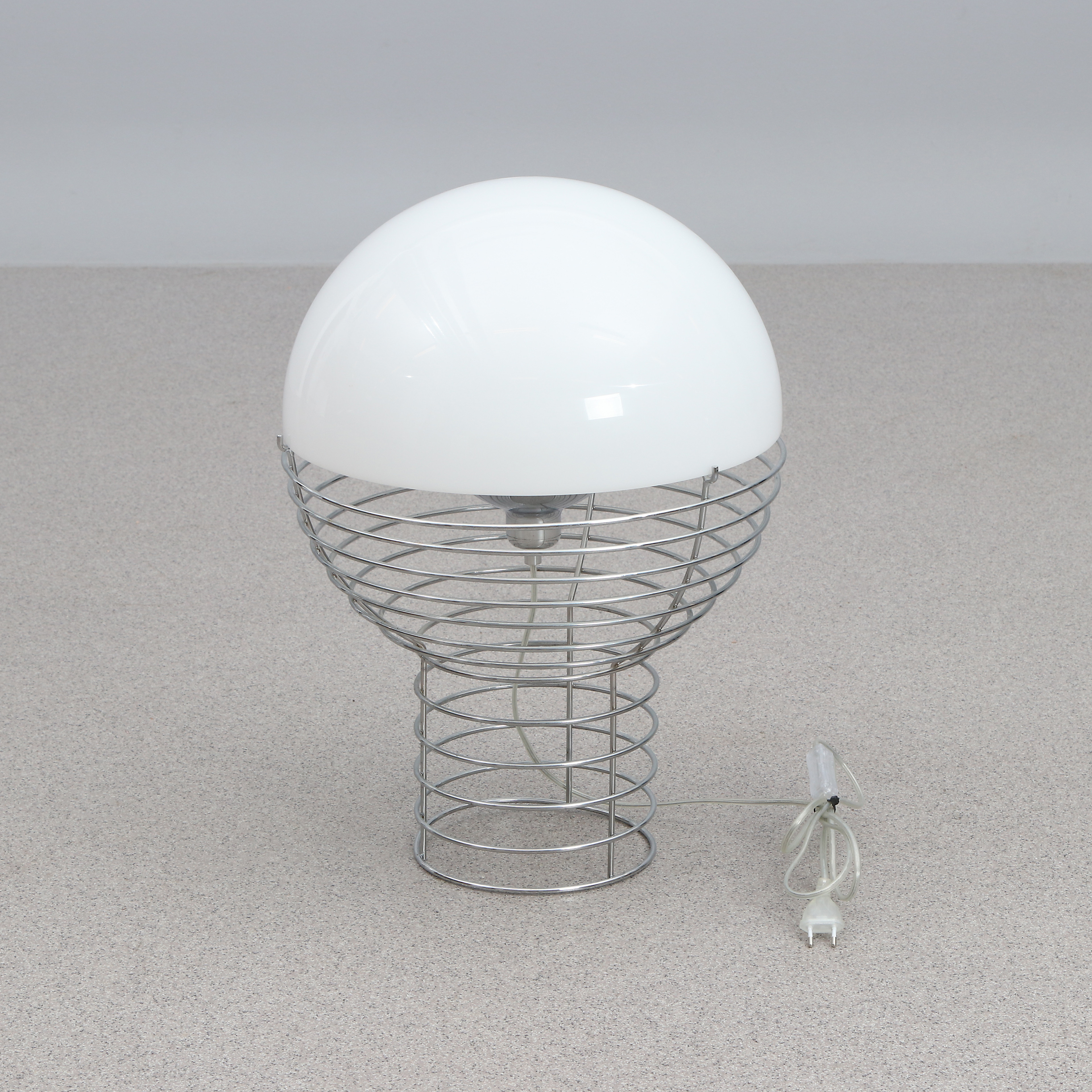VERNER PANTON. BORDSLAMPA. Förkromad metall med skärm i akrylplast. "Wire Table Lamp". Verpan, samtida tillverkning.