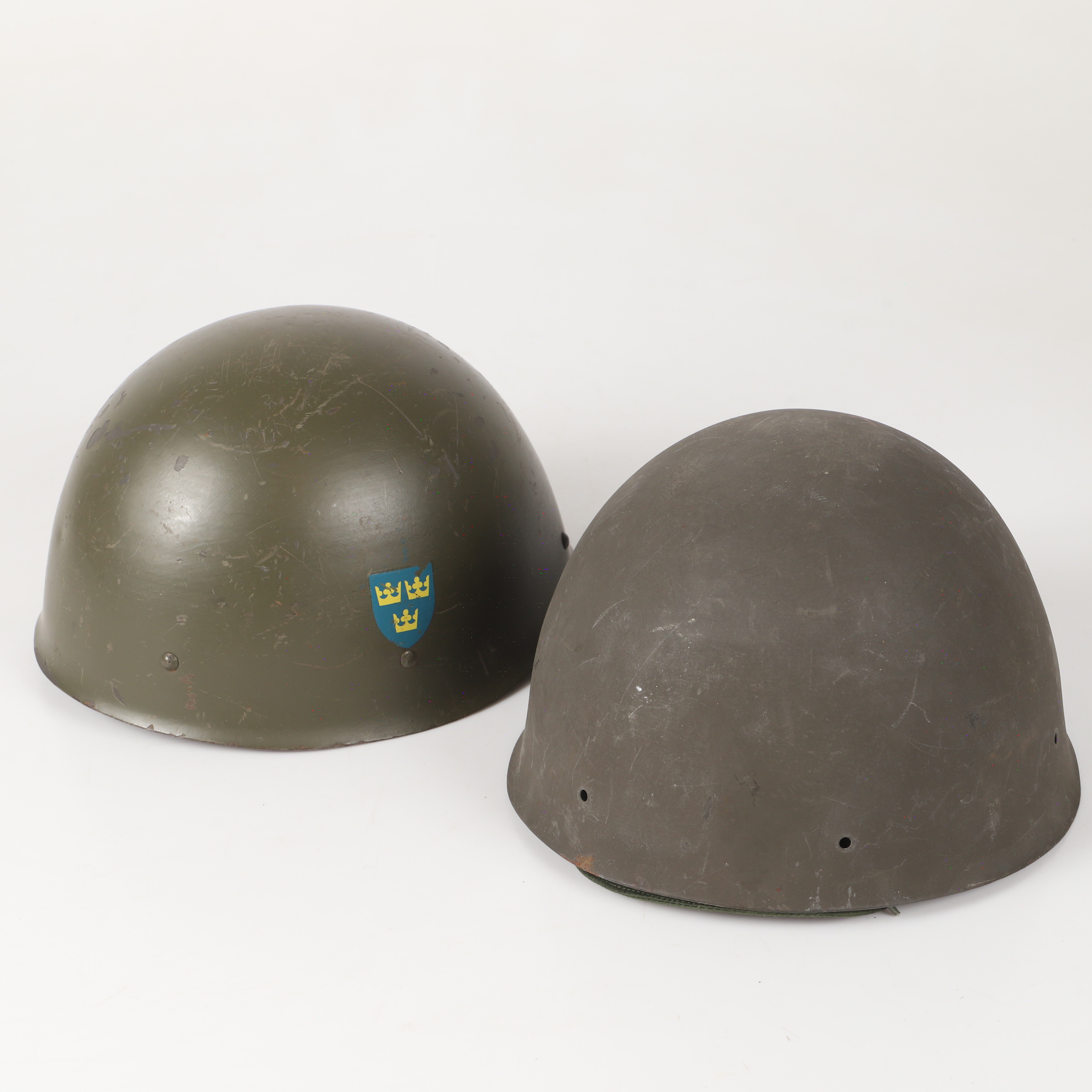 MILITÄRHJÄLMAR, 2 stycken, svenska armén, 1900-tal.