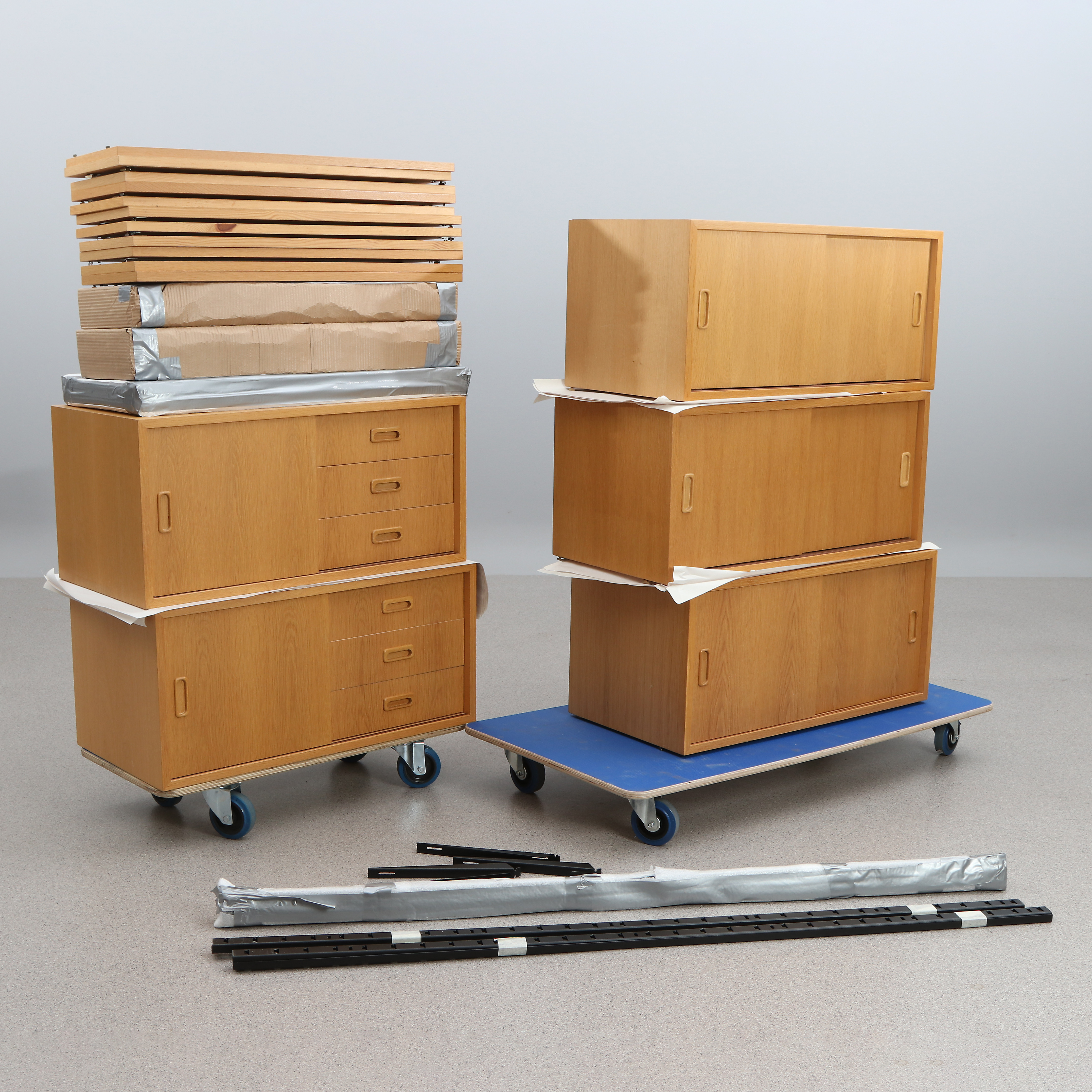 IKEA, HYLLSYSTEM. Ek och lackerad metall. "Rebus". 1960-tal.