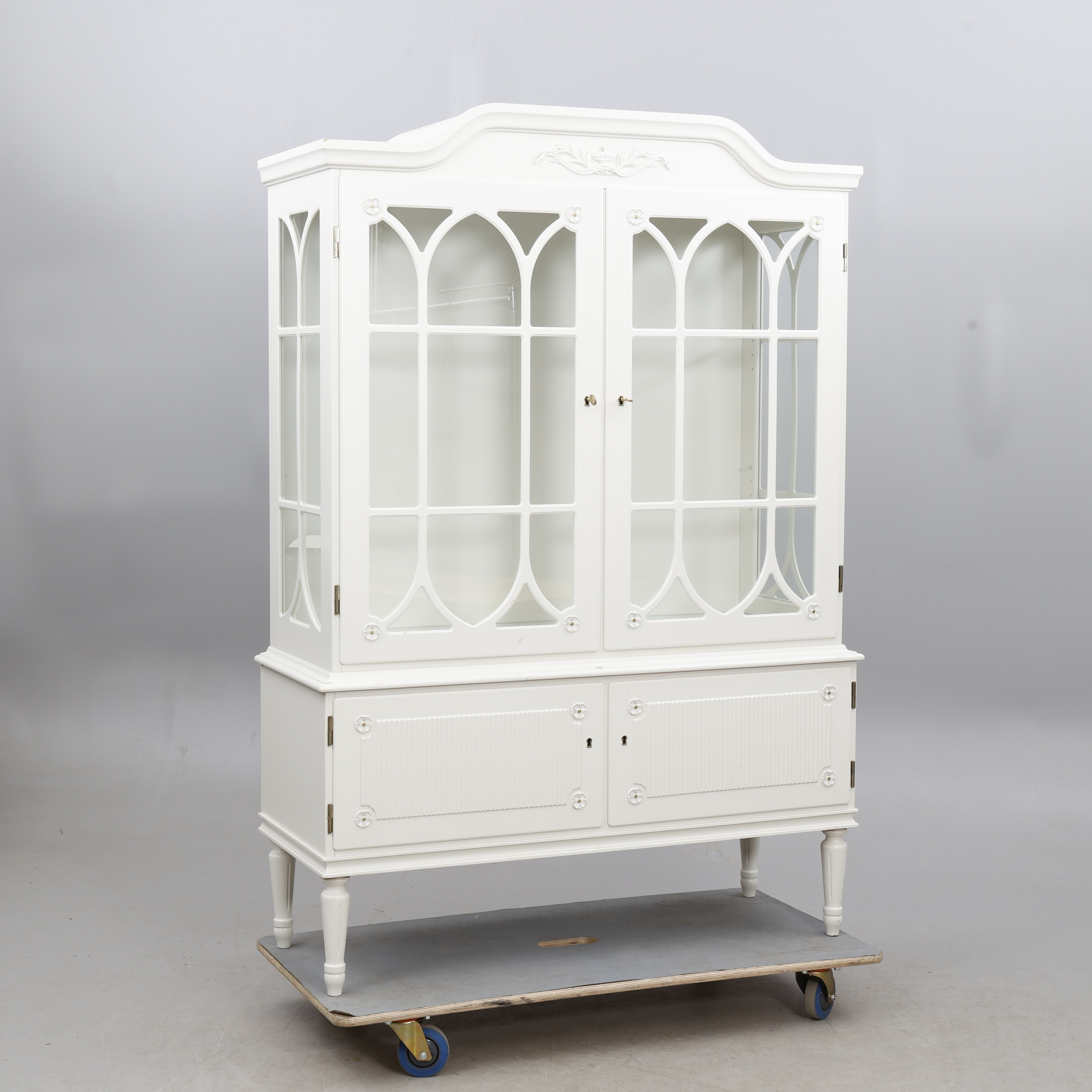 VITRINSKÅP, Gustaviansk stil,1900-talets andra hälft.