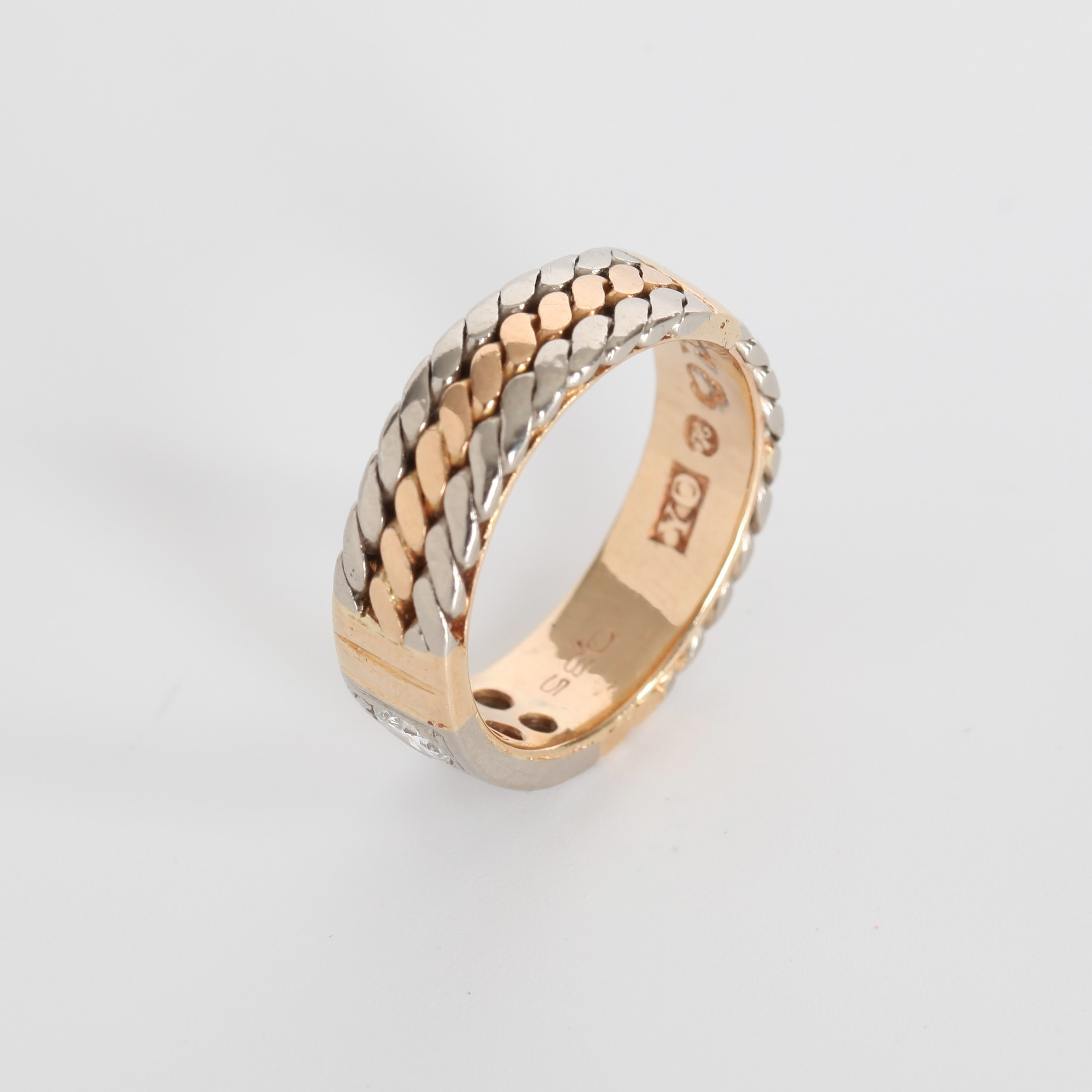 RING MED DIAMANTER tot 0,35ct, 18K röd- och vitguld, Yngve Olsson, Helsingborg.