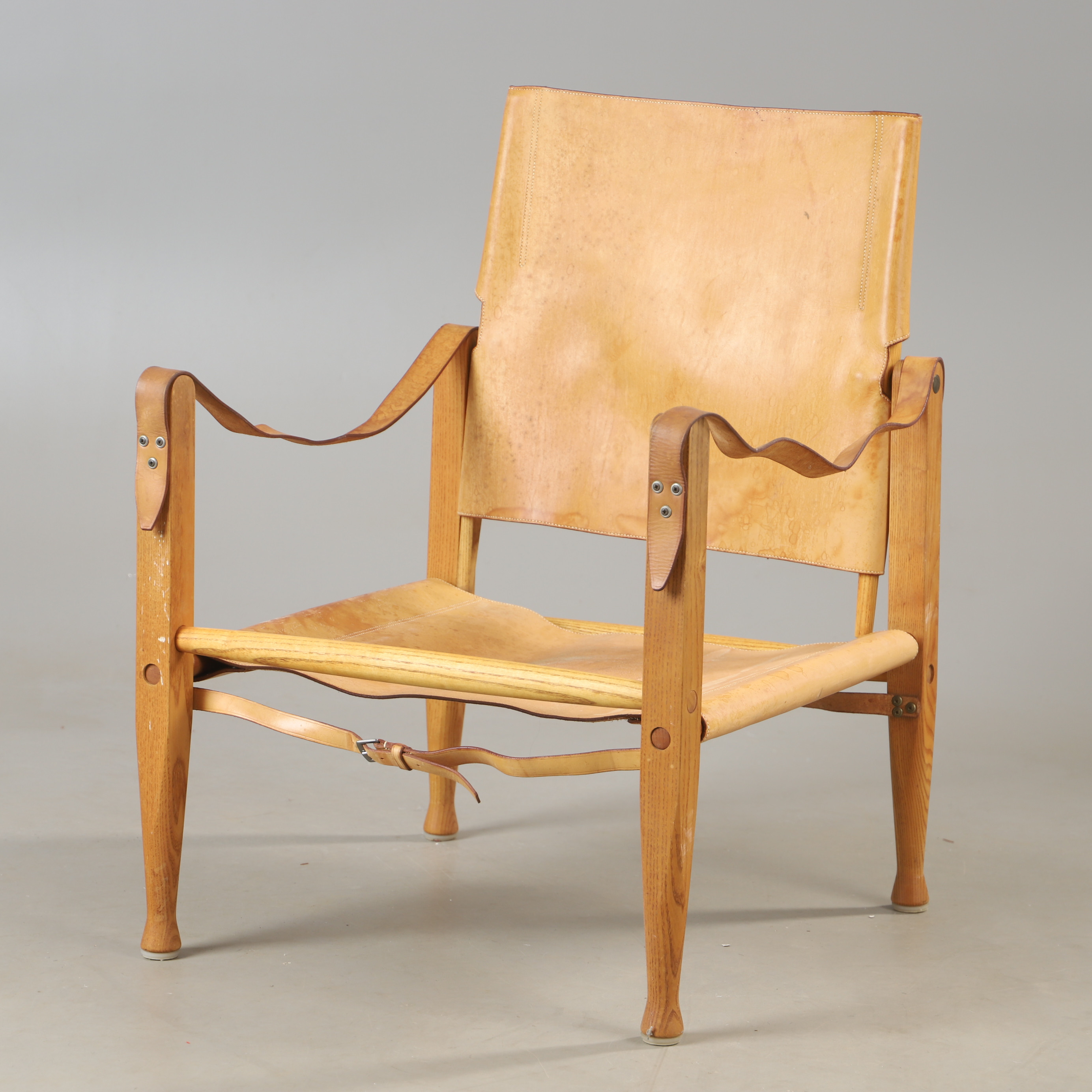 KAARE KLINT. Fåtölj, ek med konjakfärgatläder och mässing, Rud. Rasmussens Snedkerier, 40305, Danmark, formgiven 1933.